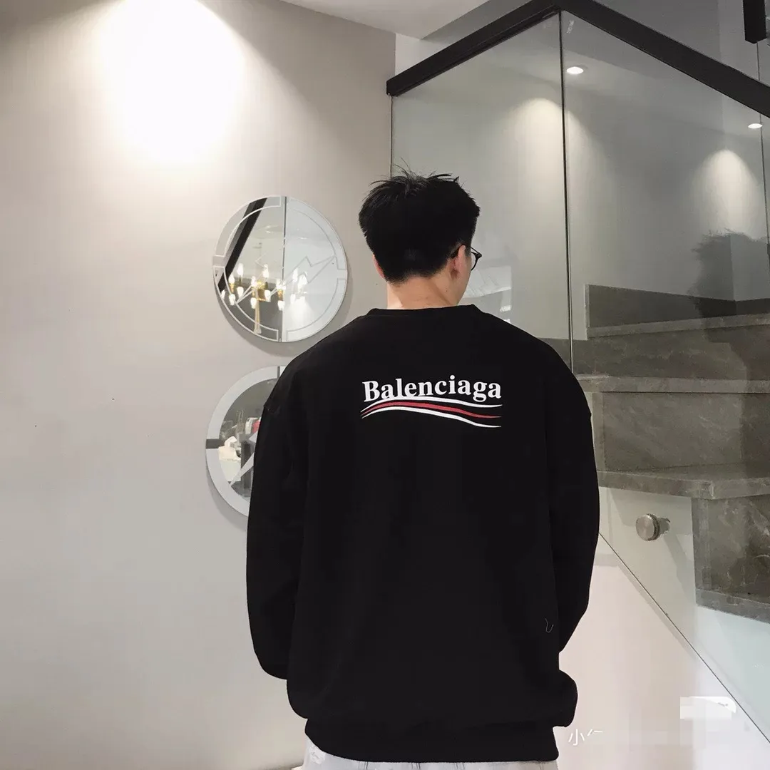 ♻️💯Reference model picture for the upper body❤️Spring and autumn top tested version Balenciaga BALENCIAGA classic cola wave print round neck sweatshirt, ZP pattern original development, 1:1 customized accessories packaging (including logo Sydney paper + new moderator mark + washing + tag) The whole sweatshirt is made of 460 grams of pure cotton large terry, and the wet weight can reach 490, which is full of thickness The printing uses the Israeli Kornit digital direct-injection process. The dye is added with 0.028 granular nano-plastics. When sprayed on the fabric, it has strong adhesion and is not afraid of strong washing and exposure (it is recommended to take care of the clothes), ensuring that the printing will not fall off after wearing. Customized washing, labeling, accessories, and hardware can reach professional standards. The threaded fabric of the whole garment comes from the same vat with 0 color difference. Color: Black Size: XS-L P:350