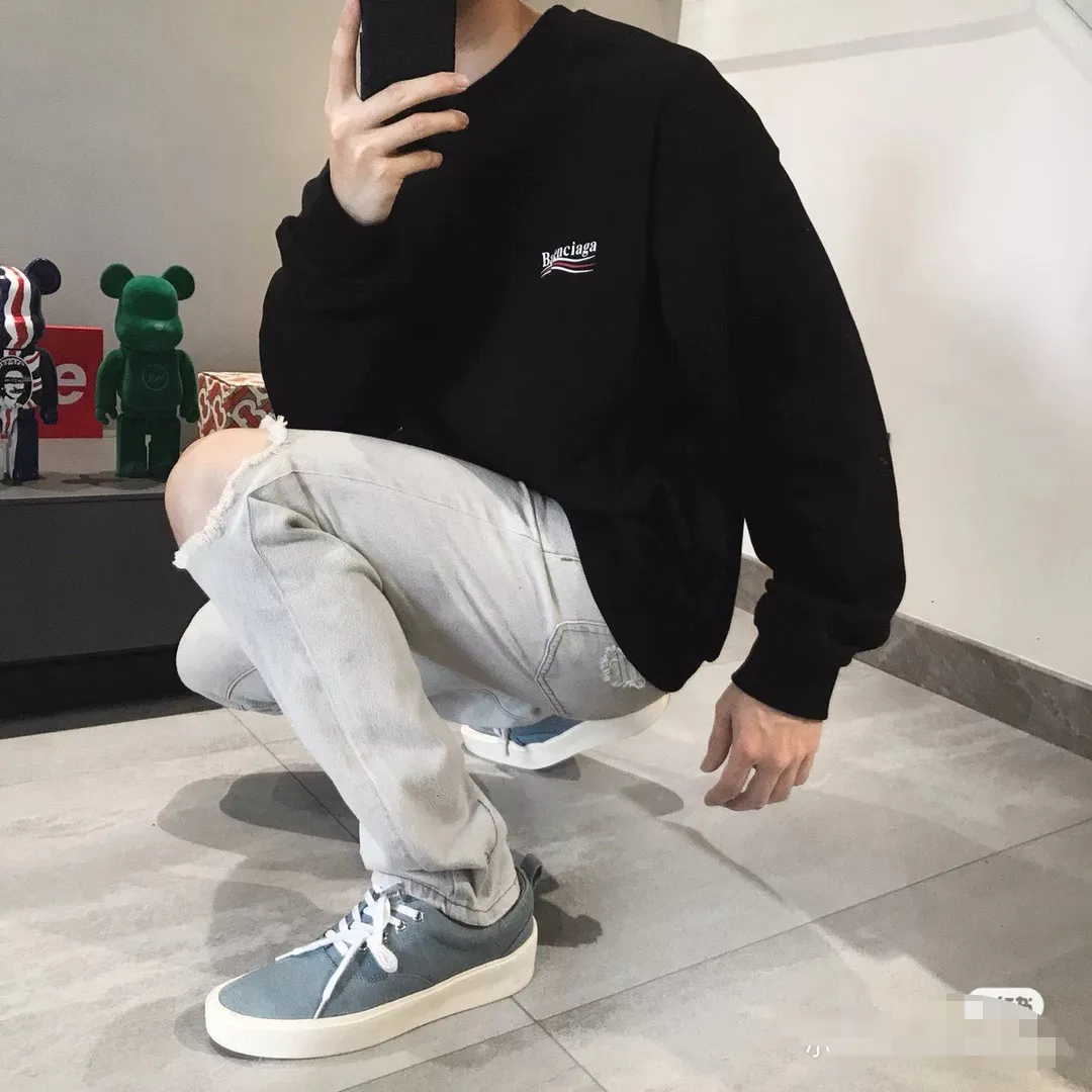 ♻️💯Reference model picture for the upper body❤️Spring and autumn top tested version Balenciaga BALENCIAGA classic cola wave print round neck sweatshirt, ZP pattern original development, 1:1 customized accessories packaging (including logo Sydney paper + new moderator mark + washing + tag) The whole sweatshirt is made of 460 grams of pure cotton large terry, and the wet weight can reach 490, which is full of thickness The printing uses the Israeli Kornit digital direct-injection process. The dye is added with 0.028 granular nano-plastics. When sprayed on the fabric, it has strong adhesion and is not afraid of strong washing and exposure (it is recommended to take care of the clothes), ensuring that the printing will not fall off after wearing. Customized washing, labeling, accessories, and hardware can reach professional standards. The threaded fabric of the whole garment comes from the same vat with 0 color difference. Color: Black Size: XS-L P:350