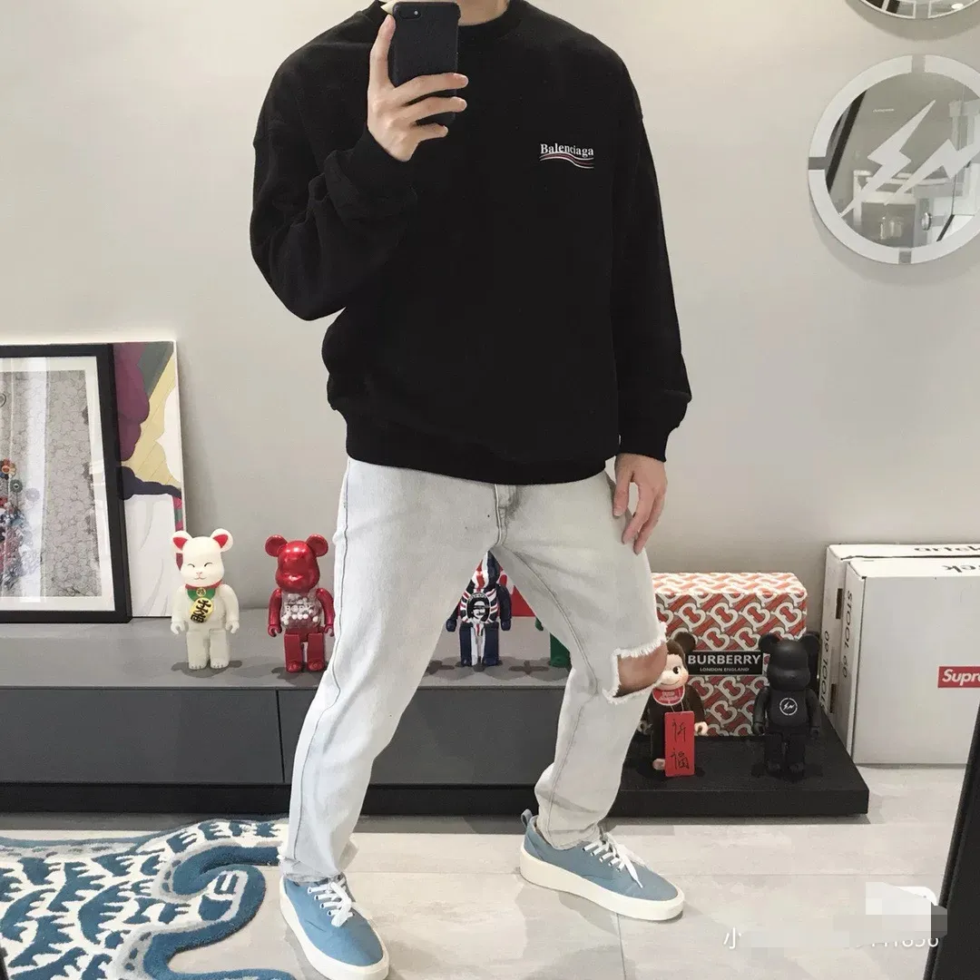 ♻️💯Reference model picture for the upper body❤️Spring and autumn top tested version Balenciaga BALENCIAGA classic cola wave print round neck sweatshirt, ZP pattern original development, 1:1 customized accessories packaging (including logo Sydney paper + new moderator mark + washing + tag) The whole sweatshirt is made of 460 grams of pure cotton large terry, and the wet weight can reach 490, which is full of thickness The printing uses the Israeli Kornit digital direct-injection process. The dye is added with 0.028 granular nano-plastics. When sprayed on the fabric, it has strong adhesion and is not afraid of strong washing and exposure (it is recommended to take care of the clothes), ensuring that the printing will not fall off after wearing. Customized washing, labeling, accessories, and hardware can reach professional standards. The threaded fabric of the whole garment comes from the same vat with 0 color difference. Color: Black Size: XS-L P:350