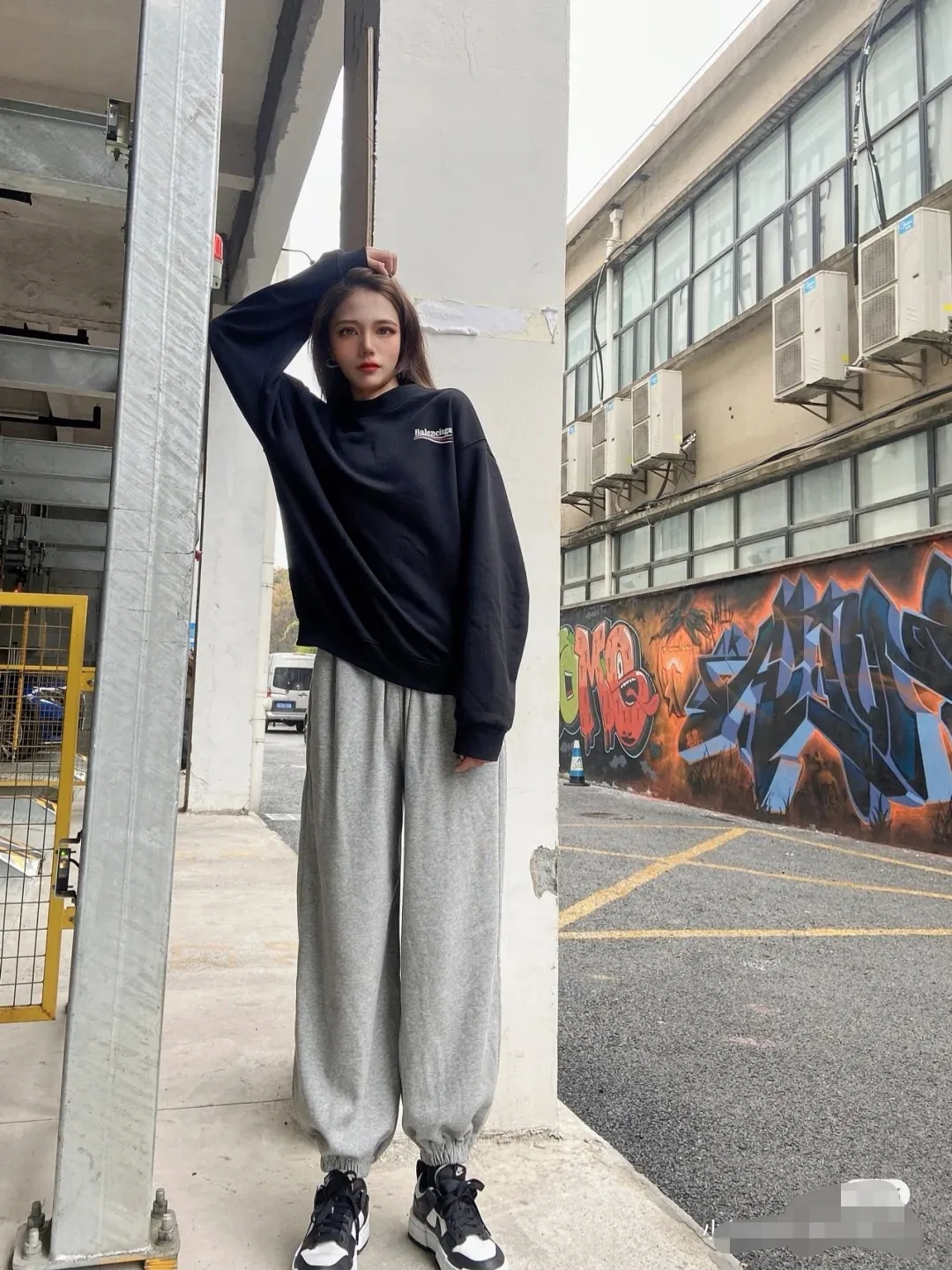 ♻️💯Reference model picture for the upper body❤️Spring and autumn top tested version Balenciaga BALENCIAGA classic cola wave print round neck sweatshirt, ZP pattern original development, 1:1 customized accessories packaging (including logo Sydney paper + new moderator mark + washing + tag) The whole sweatshirt is made of 460 grams of pure cotton large terry, and the wet weight can reach 490, which is full of thickness The printing uses the Israeli Kornit digital direct-injection process. The dye is added with 0.028 granular nano-plastics. When sprayed on the fabric, it has strong adhesion and is not afraid of strong washing and exposure (it is recommended to take care of the clothes), ensuring that the printing will not fall off after wearing. Customized washing, labeling, accessories, and hardware can reach professional standards. The threaded fabric of the whole garment comes from the same vat with 0 color difference. Color: Black Size: XS-L P:350