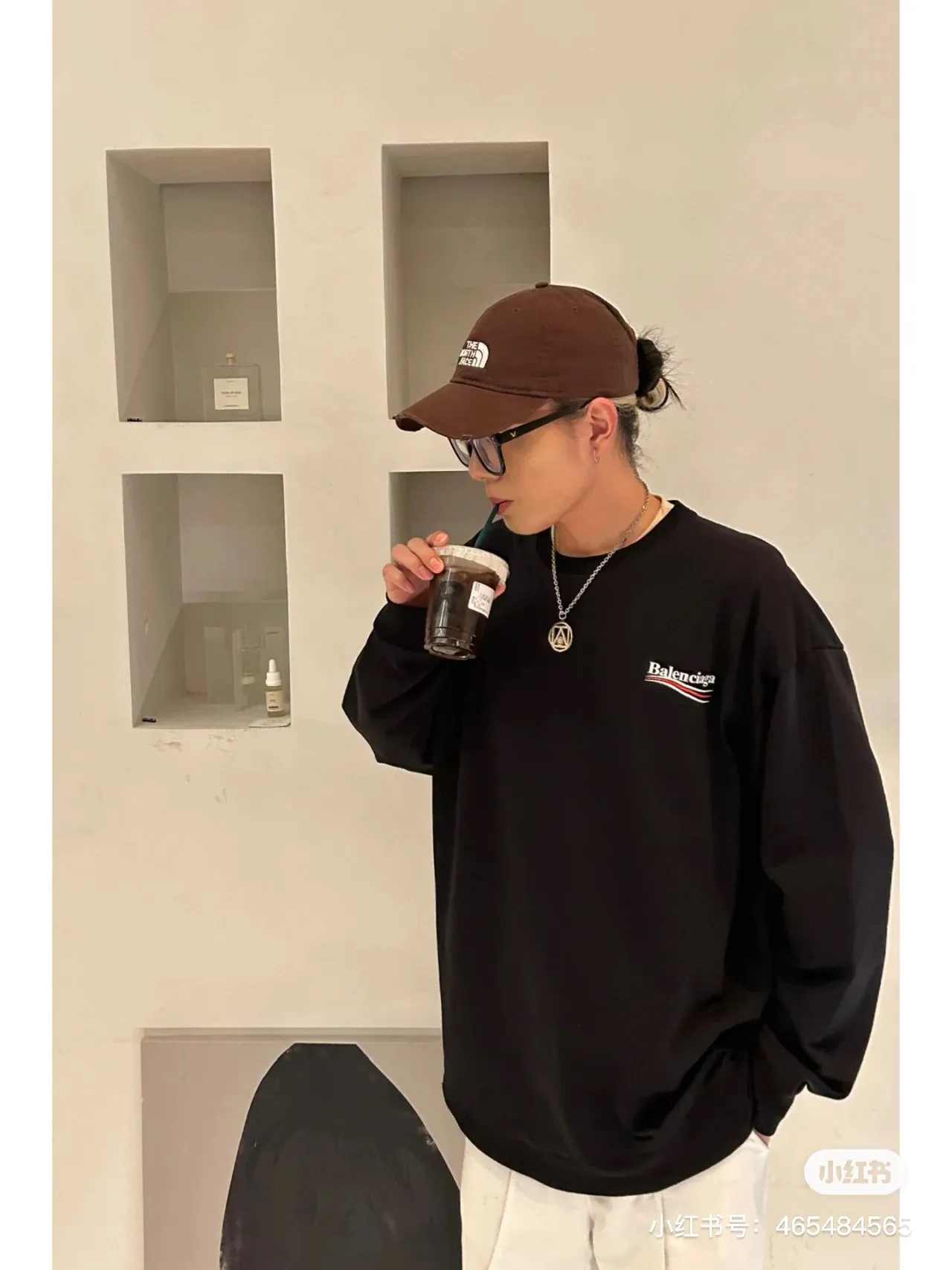 ♻️💯Reference model picture for the upper body❤️Spring and autumn top tested version Balenciaga BALENCIAGA classic cola wave print round neck sweatshirt, ZP pattern original development, 1:1 customized accessories packaging (including logo Sydney paper + new moderator mark + washing + tag) The whole sweatshirt is made of 460 grams of pure cotton large terry, and the wet weight can reach 490, which is full of thickness The printing uses the Israeli Kornit digital direct-injection process. The dye is added with 0.028 granular nano-plastics. When sprayed on the fabric, it has strong adhesion and is not afraid of strong washing and exposure (it is recommended to take care of the clothes), ensuring that the printing will not fall off after wearing. Customized washing, labeling, accessories, and hardware can reach professional standards. The threaded fabric of the whole garment comes from the same vat with 0 color difference. Color: Black Size: XS-L P:350