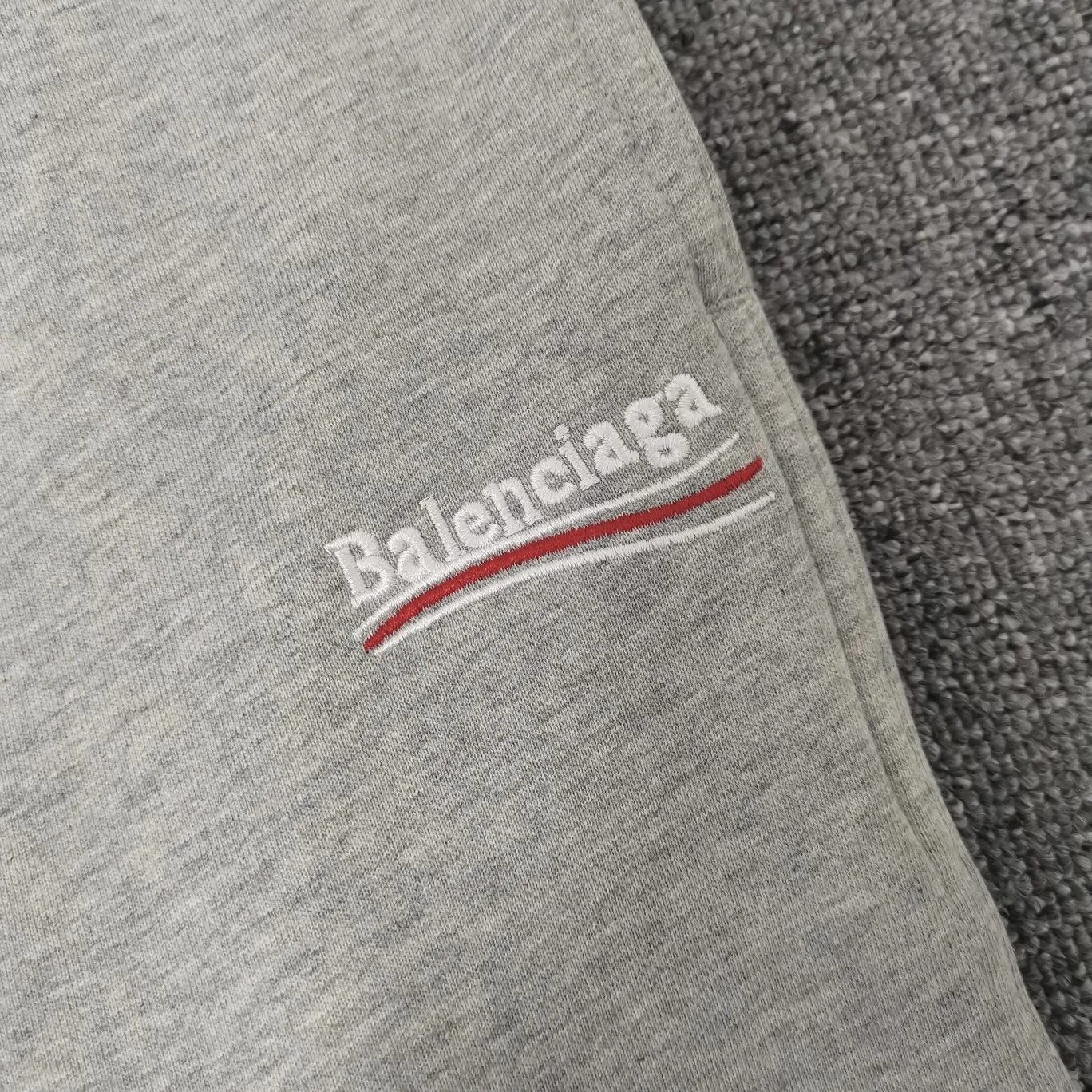 [New arrival] Top tried and tested version Balenciaga 21SS BLCG Balenciaga Wave Coke male and female couple celebrity same style pure cotton terry trousers sweatpants casual pants classic and versatile style is here! With these pants, they look perfect no matter what outfit you wear! Get it now! Customized special fabrics, ready-to-wear washable, soft and comfortable to the touch.  460 grams of dust-free sweatshirt fabric, washed and cut. Imported environmentally friendly water glue is added to the garment and washed twice to ensure consistent printing. Customized wash mark. This year's sincere shorts LOGO adopts Japanese Tajima embroidery technology, and the printing is full and meticulous. Color: Black/Grey/White/Blue Size: XS-L P:370