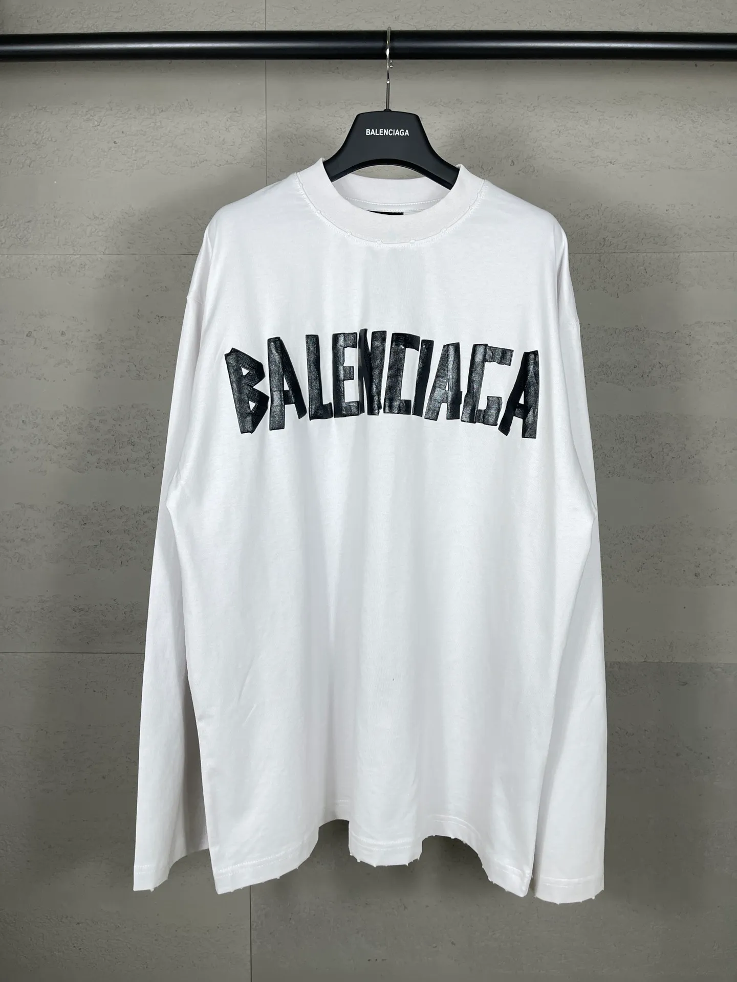 🅿️216 Real photos [Top version. Official website quality] BALENCI*GA/Paris. 23ss latest classic model. Front and rear tape direct printing. Ready-to-wear washed and worn long-sleeved T-shirt. Genuine product developed at the first time, brick cabinet synchronization. Welcome to compare. The fabric is made of Paris ZP custom-woven and dyed 100% cotton with double-yarn compact cotton. The weight is 260 grams. The cloth surface is clean. The cloth pattern is clear, soft and comfortable, and the threads are dyed with no color difference. The classic pattern is directly sprayed by a direct injection machine. Environmentally friendly imported materials, three-dimensional effect. Restored brick cabinet. The garments were washed and aged, and polished by many hands. Produced by ultra-heavy craftsmanship, the market currency is very different, welcome to compare. The version adopts OS loose shoulder design. The same style for men and women. Code: BL225003 Color: dark blue gray, off-white, burgundy, green, black blue, fog blue Size: XS S M L