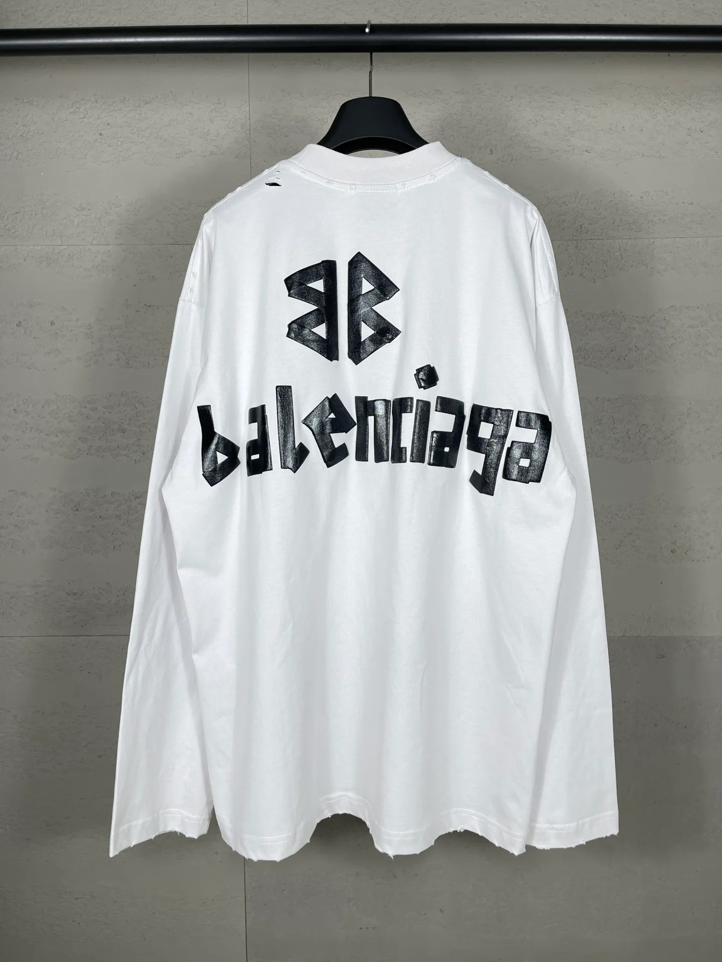 🅿️216 Real photos [Top version. Official website quality] BALENCI*GA/Paris. 23ss latest classic model. Front and rear tape direct printing. Ready-to-wear washed and worn long-sleeved T-shirt. Genuine product developed at the first time, brick cabinet synchronization. Welcome to compare. The fabric is made of Paris ZP custom-woven and dyed 100% cotton with double-yarn compact cotton. The weight is 260 grams. The cloth surface is clean. The cloth pattern is clear, soft and comfortable, and the threads are dyed with no color difference. The classic pattern is directly sprayed by a direct injection machine. Environmentally friendly imported materials, three-dimensional effect. Restored brick cabinet. The garments were washed and aged, and polished by many hands. Produced by ultra-heavy craftsmanship, the market currency is very different, welcome to compare. The version adopts OS loose shoulder design. The same style for men and women. Code: BL225003 Color: dark blue gray, off-white, burgundy, green, black blue, fog blue Size: XS S M L