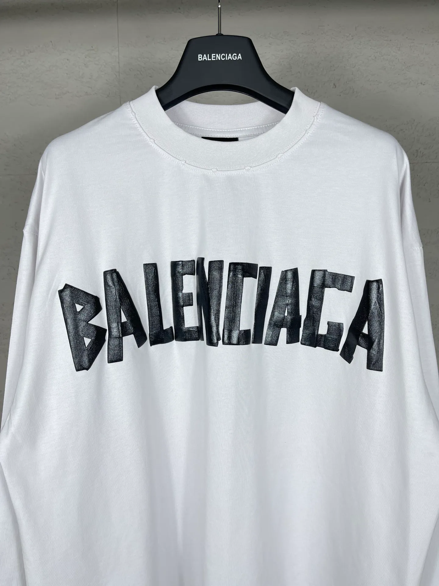 🅿️216 Real photos [Top version. Official website quality] BALENCI*GA/Paris. 23ss latest classic model. Front and rear tape direct printing. Ready-to-wear washed and worn long-sleeved T-shirt. Genuine product developed at the first time, brick cabinet synchronization. Welcome to compare. The fabric is made of Paris ZP custom-woven and dyed 100% cotton with double-yarn compact cotton. The weight is 260 grams. The cloth surface is clean. The cloth pattern is clear, soft and comfortable, and the threads are dyed with no color difference. The classic pattern is directly sprayed by a direct injection machine. Environmentally friendly imported materials, three-dimensional effect. Restored brick cabinet. The garments were washed and aged, and polished by many hands. Produced by ultra-heavy craftsmanship, the market currency is very different, welcome to compare. The version adopts OS loose shoulder design. The same style for men and women. Code: BL225003 Color: dark blue gray, off-white, burgundy, green, black blue, fog blue Size: XS S M L