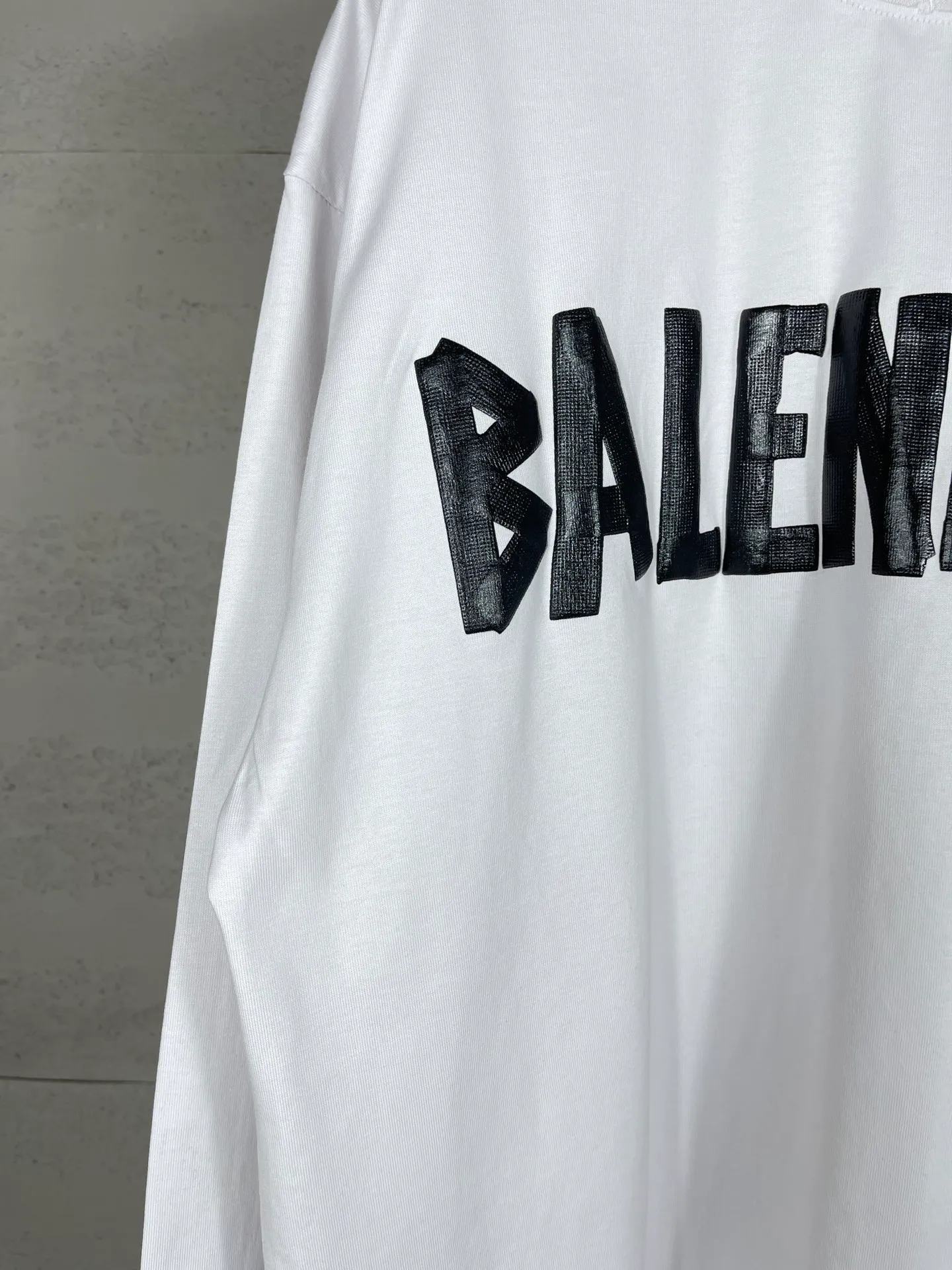 🅿️216 Real photos [Top version. Official website quality] BALENCI*GA/Paris. 23ss latest classic model. Front and rear tape direct printing. Ready-to-wear washed and worn long-sleeved T-shirt. Genuine product developed at the first time, brick cabinet synchronization. Welcome to compare. The fabric is made of Paris ZP custom-woven and dyed 100% cotton with double-yarn compact cotton. The weight is 260 grams. The cloth surface is clean. The cloth pattern is clear, soft and comfortable, and the threads are dyed with no color difference. The classic pattern is directly sprayed by a direct injection machine. Environmentally friendly imported materials, three-dimensional effect. Restored brick cabinet. The garments were washed and aged, and polished by many hands. Produced by ultra-heavy craftsmanship, the market currency is very different, welcome to compare. The version adopts OS loose shoulder design. The same style for men and women. Code: BL225003 Color: dark blue gray, off-white, burgundy, green, black blue, fog blue Size: XS S M L