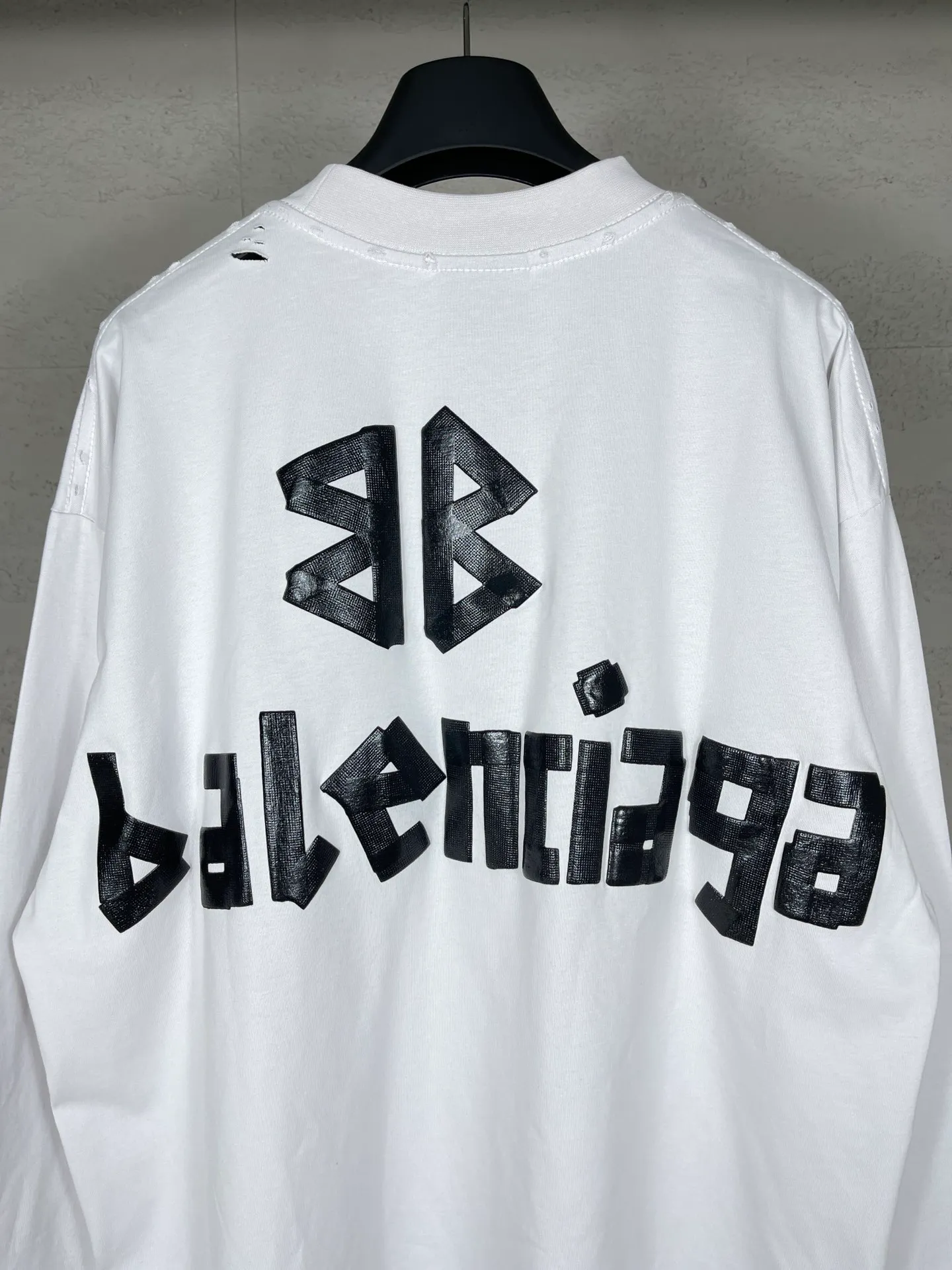 🅿️216 Real photos [Top version. Official website quality] BALENCI*GA/Paris. 23ss latest classic model. Front and rear tape direct printing. Ready-to-wear washed and worn long-sleeved T-shirt. Genuine product developed at the first time, brick cabinet synchronization. Welcome to compare. The fabric is made of Paris ZP custom-woven and dyed 100% cotton with double-yarn compact cotton. The weight is 260 grams. The cloth surface is clean. The cloth pattern is clear, soft and comfortable, and the threads are dyed with no color difference. The classic pattern is directly sprayed by a direct injection machine. Environmentally friendly imported materials, three-dimensional effect. Restored brick cabinet. The garments were washed and aged, and polished by many hands. Produced by ultra-heavy craftsmanship, the market currency is very different, welcome to compare. The version adopts OS loose shoulder design. The same style for men and women. Code: BL225003 Color: dark blue gray, off-white, burgundy, green, black blue, fog blue Size: XS S M L