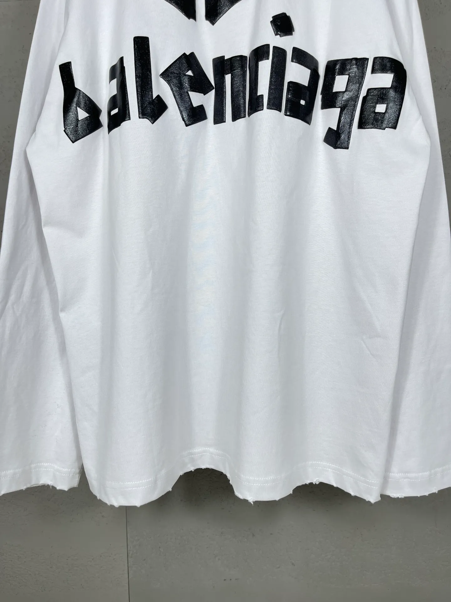 🅿️216 Real photos [Top version. Official website quality] BALENCI*GA/Paris. 23ss latest classic model. Front and rear tape direct printing. Ready-to-wear washed and worn long-sleeved T-shirt. Genuine product developed at the first time, brick cabinet synchronization. Welcome to compare. The fabric is made of Paris ZP custom-woven and dyed 100% cotton with double-yarn compact cotton. The weight is 260 grams. The cloth surface is clean. The cloth pattern is clear, soft and comfortable, and the threads are dyed with no color difference. The classic pattern is directly sprayed by a direct injection machine. Environmentally friendly imported materials, three-dimensional effect. Restored brick cabinet. The garments were washed and aged, and polished by many hands. Produced by ultra-heavy craftsmanship, the market currency is very different, welcome to compare. The version adopts OS loose shoulder design. The same style for men and women. Code: BL225003 Color: dark blue gray, off-white, burgundy, green, black blue, fog blue Size: XS S M L
