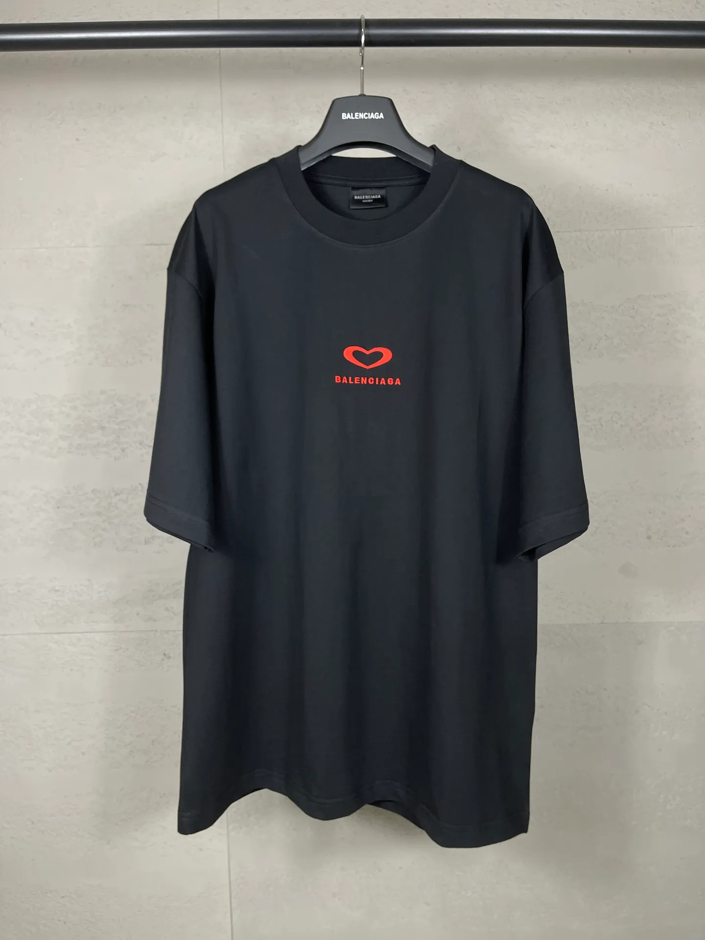 🅿️186 real photos [Top version. Official website quality] BALENCI*GA/Paris. SS25 latest model, Paris Chinese Valentine's Day limited edition, short-sleeved T-shirt with love LOGO embroidery on the front and love LOGO printing on the back. Brick cabinet synchronization. Genuine product developed at the first time, welcome to compare! The fabric is made of Paris ZP custom-woven and dyed cotton double yarn. Weighing 260 grams, the cloth surface is clean. The cloth pattern is clear, soft and comfortable. The threads are dyed with no color difference. The embroidery is done using imported Tajima embroidery machines. The printing uses environmentally friendly imported rubber paddles. The letters are clear and the effect is three-dimensional. The version adopts OS loose shoulder design. Same style for men and women. Code: BL253721 Color: black, red, pink, off-white Size: XS S M L