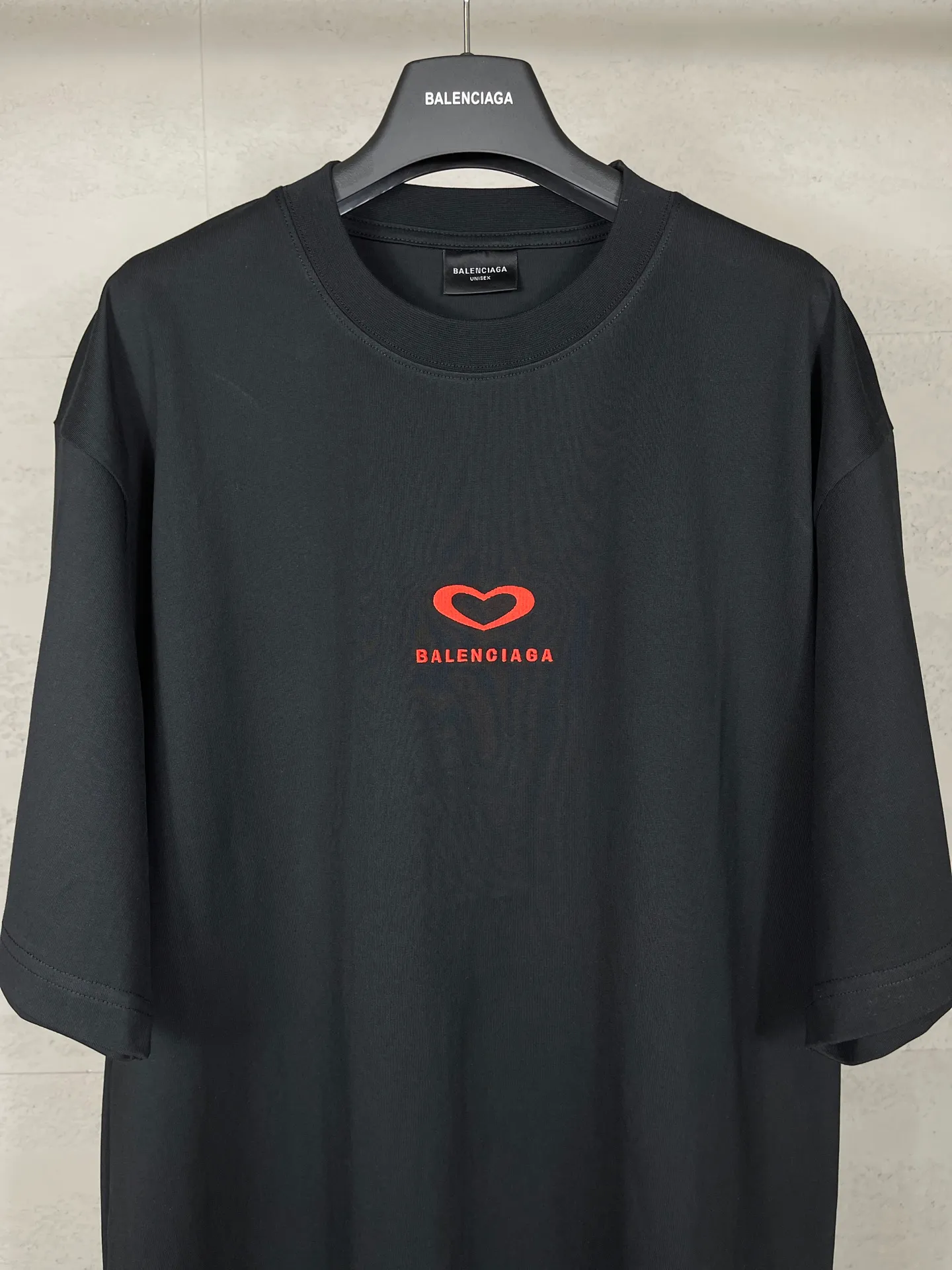 🅿️186 real photos [Top version. Official website quality] BALENCI*GA/Paris. SS25 latest model, Paris Chinese Valentine's Day limited edition, short-sleeved T-shirt with love LOGO embroidery on the front and love LOGO printing on the back. Brick cabinet synchronization. Genuine product developed at the first time, welcome to compare! The fabric is made of Paris ZP custom-woven and dyed cotton double yarn. Weighing 260 grams, the cloth surface is clean. The cloth pattern is clear, soft and comfortable. The threads are dyed with no color difference. The embroidery is done using imported Tajima embroidery machines. The printing uses environmentally friendly imported rubber paddles. The letters are clear and the effect is three-dimensional. The version adopts OS loose shoulder design. Same style for men and women. Code: BL253721 Color: black, red, pink, off-white Size: XS S M L