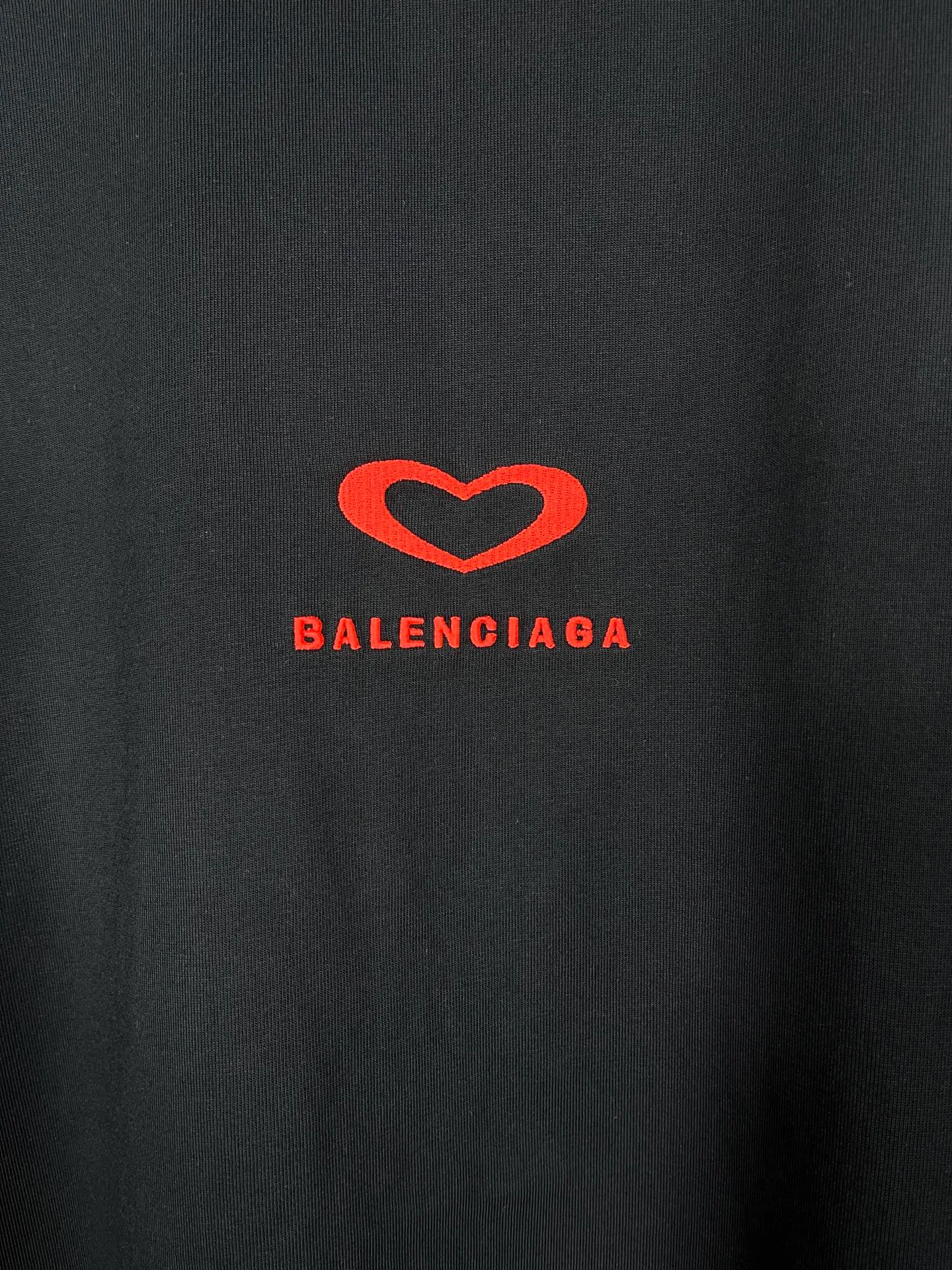 🅿️186 real photos [Top version. Official website quality] BALENCI*GA/Paris. SS25 latest model, Paris Chinese Valentine's Day limited edition, short-sleeved T-shirt with love LOGO embroidery on the front and love LOGO printing on the back. Brick cabinet synchronization. Genuine product developed at the first time, welcome to compare! The fabric is made of Paris ZP custom-woven and dyed cotton double yarn. Weighing 260 grams, the cloth surface is clean. The cloth pattern is clear, soft and comfortable. The threads are dyed with no color difference. The embroidery is done using imported Tajima embroidery machines. The printing uses environmentally friendly imported rubber paddles. The letters are clear and the effect is three-dimensional. The version adopts OS loose shoulder design. Same style for men and women. Code: BL253721 Color: black, red, pink, off-white Size: XS S M L