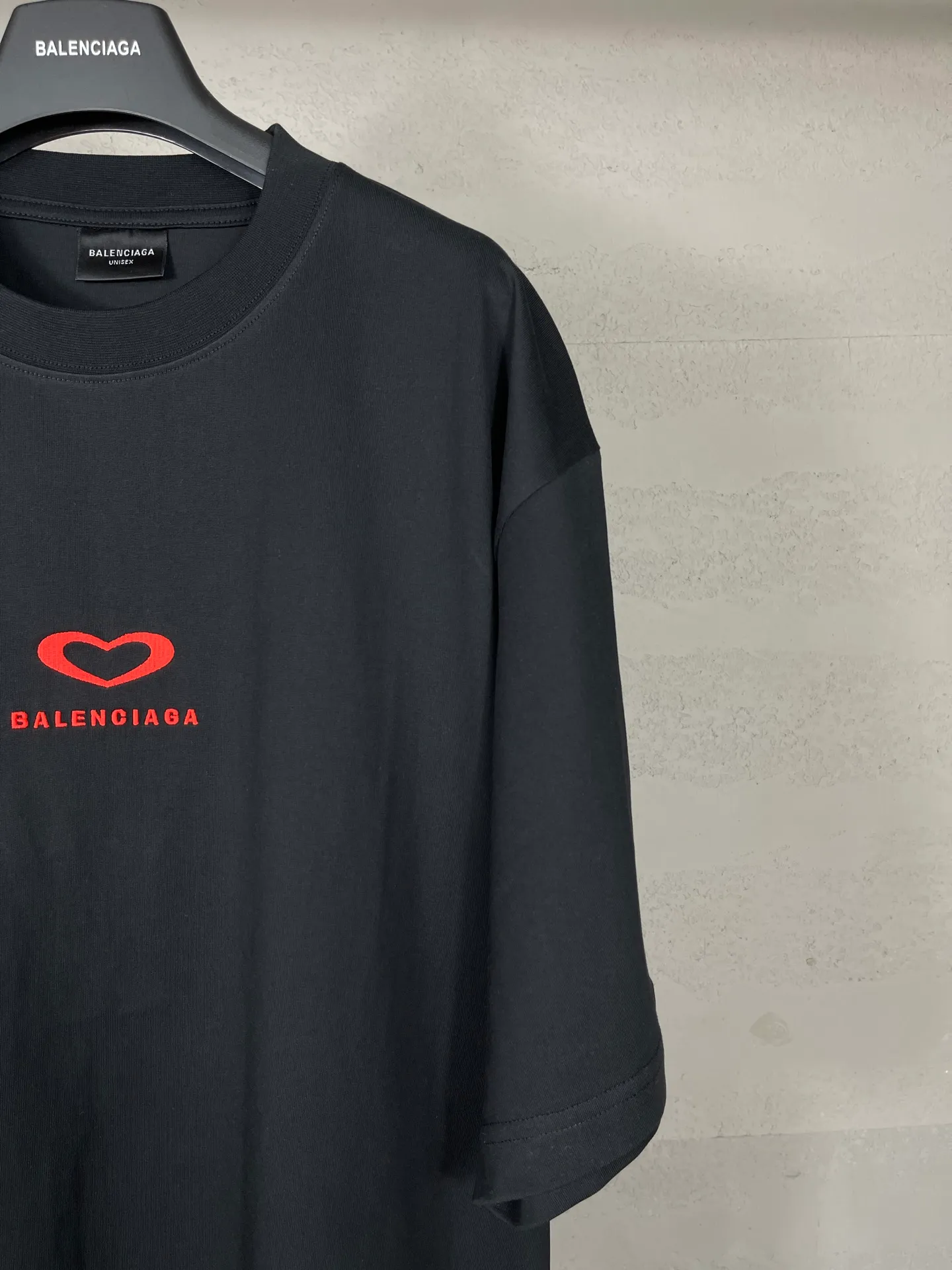 🅿️186 real photos [Top version. Official website quality] BALENCI*GA/Paris. SS25 latest model, Paris Chinese Valentine's Day limited edition, short-sleeved T-shirt with love LOGO embroidery on the front and love LOGO printing on the back. Brick cabinet synchronization. Genuine product developed at the first time, welcome to compare! The fabric is made of Paris ZP custom-woven and dyed cotton double yarn. Weighing 260 grams, the cloth surface is clean. The cloth pattern is clear, soft and comfortable. The threads are dyed with no color difference. The embroidery is done using imported Tajima embroidery machines. The printing uses environmentally friendly imported rubber paddles. The letters are clear and the effect is three-dimensional. The version adopts OS loose shoulder design. Same style for men and women. Code: BL253721 Color: black, red, pink, off-white Size: XS S M L