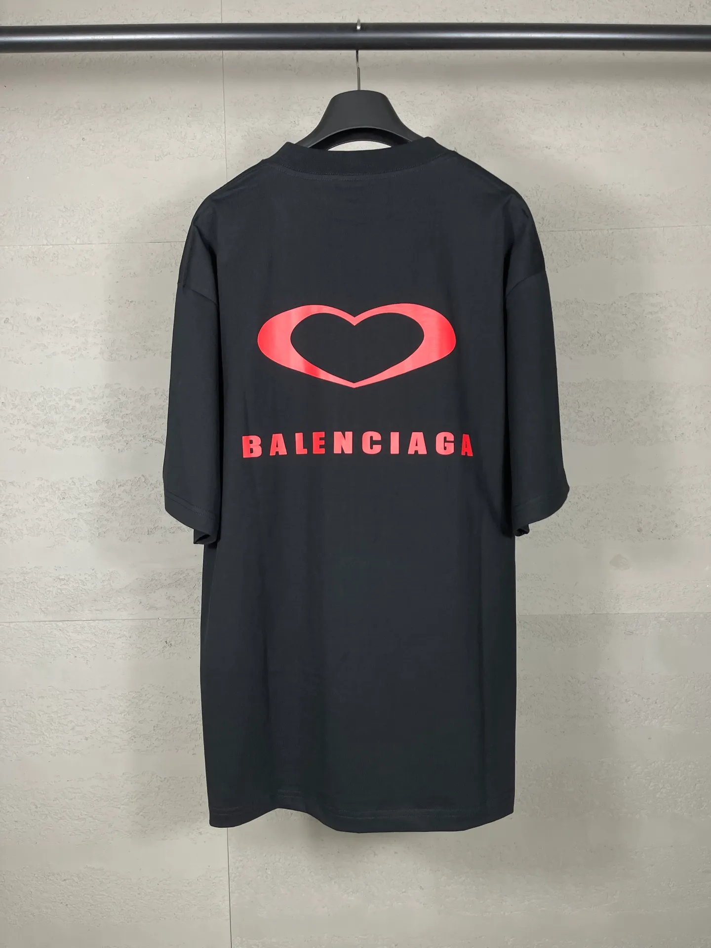 🅿️186 real photos [Top version. Official website quality] BALENCI*GA/Paris. SS25 latest model, Paris Chinese Valentine's Day limited edition, short-sleeved T-shirt with love LOGO embroidery on the front and love LOGO printing on the back. Brick cabinet synchronization. Genuine product developed at the first time, welcome to compare! The fabric is made of Paris ZP custom-woven and dyed cotton double yarn. Weighing 260 grams, the cloth surface is clean. The cloth pattern is clear, soft and comfortable. The threads are dyed with no color difference. The embroidery is done using imported Tajima embroidery machines. The printing uses environmentally friendly imported rubber paddles. The letters are clear and the effect is three-dimensional. The version adopts OS loose shoulder design. Same style for men and women. Code: BL253721 Color: black, red, pink, off-white Size: XS S M L