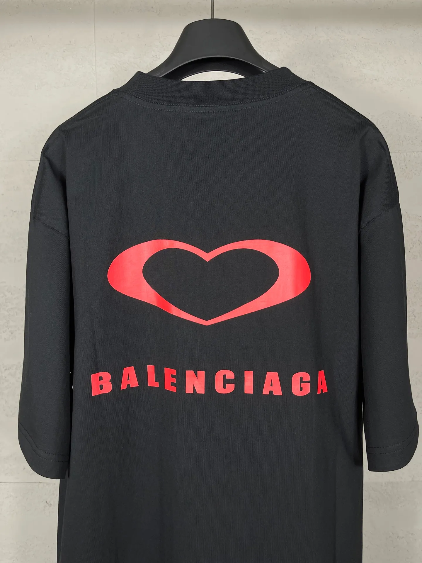 🅿️186 real photos [Top version. Official website quality] BALENCI*GA/Paris. SS25 latest model, Paris Chinese Valentine's Day limited edition, short-sleeved T-shirt with love LOGO embroidery on the front and love LOGO printing on the back. Brick cabinet synchronization. Genuine product developed at the first time, welcome to compare! The fabric is made of Paris ZP custom-woven and dyed cotton double yarn. Weighing 260 grams, the cloth surface is clean. The cloth pattern is clear, soft and comfortable. The threads are dyed with no color difference. The embroidery is done using imported Tajima embroidery machines. The printing uses environmentally friendly imported rubber paddles. The letters are clear and the effect is three-dimensional. The version adopts OS loose shoulder design. Same style for men and women. Code: BL253721 Color: black, red, pink, off-white Size: XS S M L
