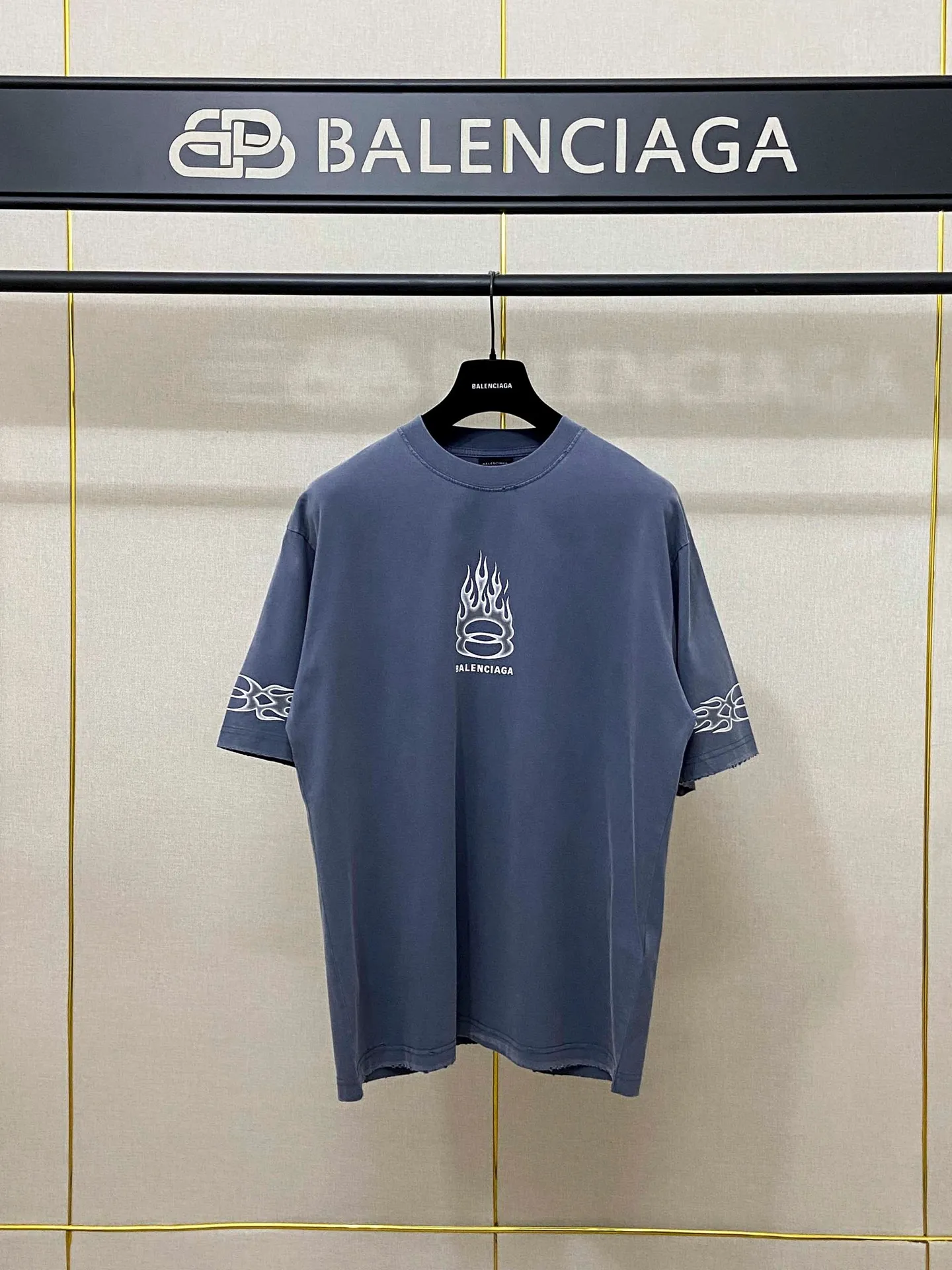 🅿️190 9145# Actual photo top version [[BALENCIA*GA] official website quality Paris new double-ring flame torch direct injection printed washed distressed short-sleeved T-shirt OS version loose dropped shoulders Unisex Fabric: 260 grams 100% cotton double yarn Process: front and rear left and right sleeve printing Garment washed worn distressed fixed color Color: washed black washed blue Size: XS S M L