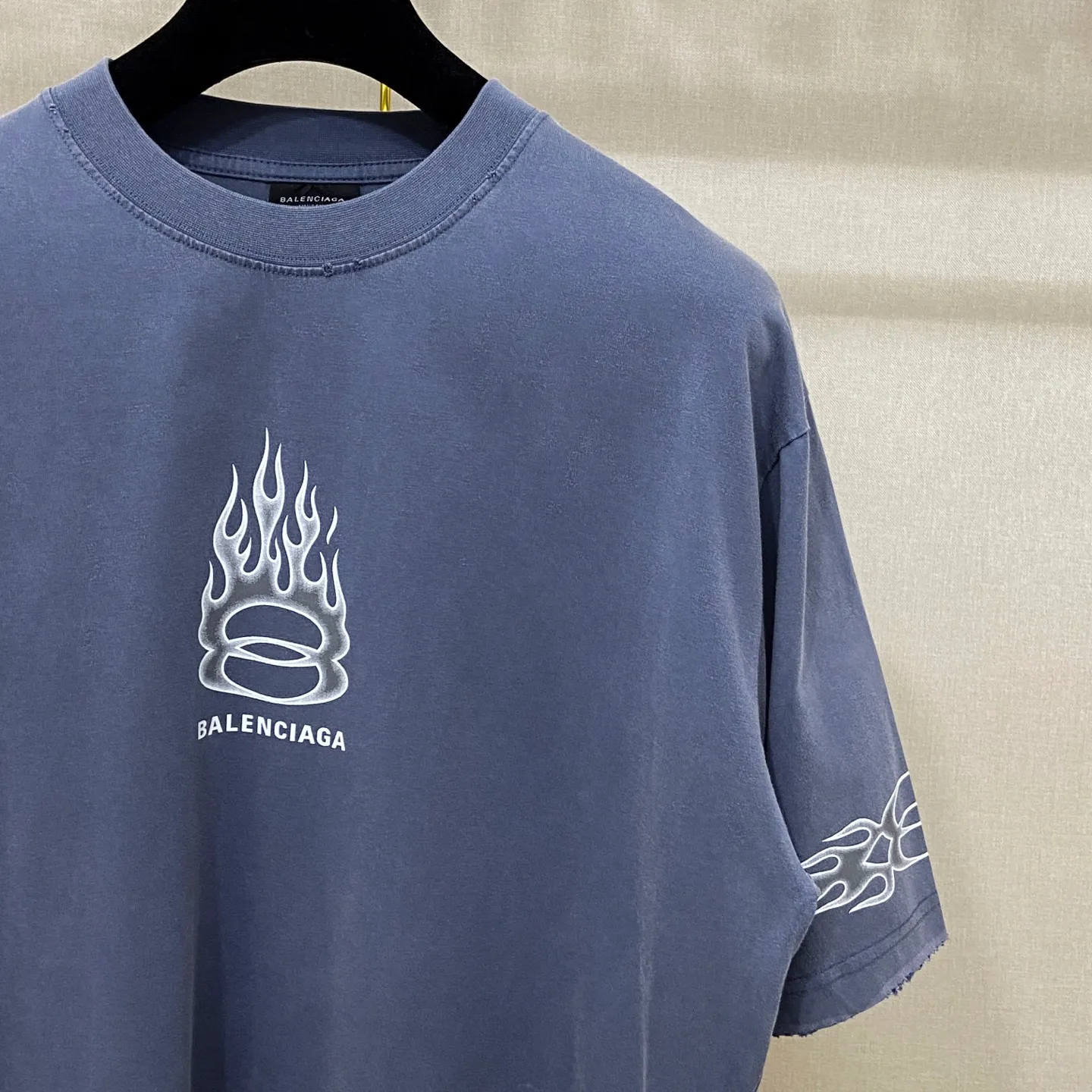 🅿️190 9145# Actual photo top version [[BALENCIA*GA] official website quality Paris new double-ring flame torch direct injection printed washed distressed short-sleeved T-shirt OS version loose dropped shoulders Unisex Fabric: 260 grams 100% cotton double yarn Process: front and rear left and right sleeve printing Garment washed worn distressed fixed color Color: washed black washed blue Size: XS S M L