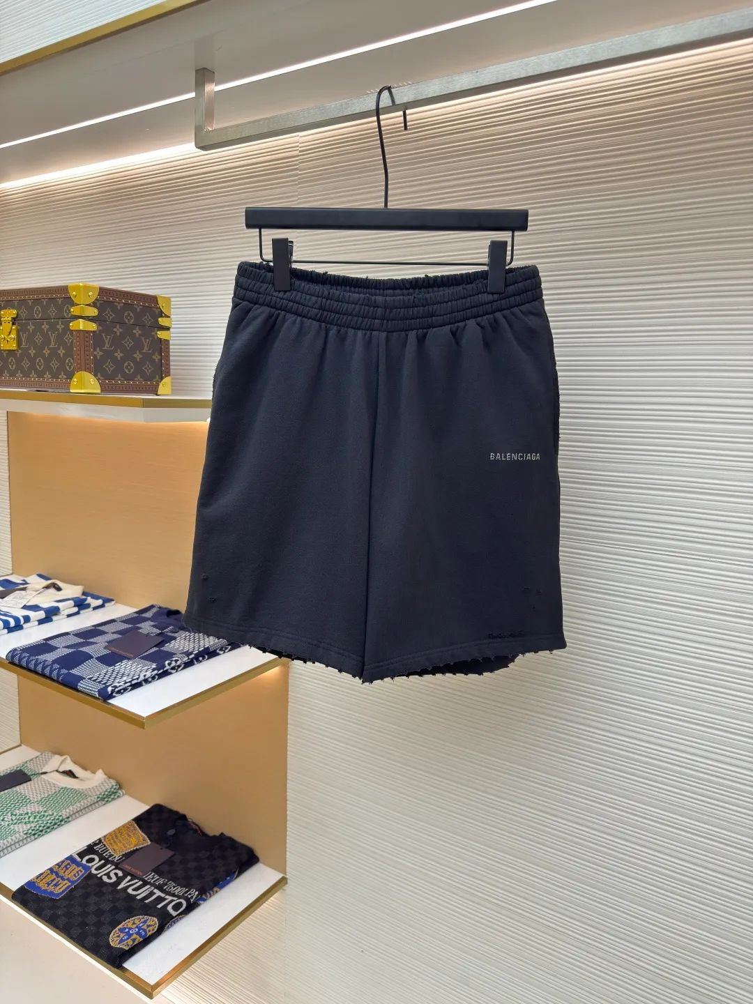Balenciaga back hot rhinestone shorts ●Authentic product: purchased and developed for 7200 ●Item number: 1680374-A50 ●Material: high-density velvet terry fabric ●Technology: hot rhinestone production ●Version: loose version ●Weight: about 445 grams ●Size: Combined with frayed sanding for sublimation, the unique shine of full diamonds is filled with artistic atmosphere. The contemporary aesthetic outline is outlined with minimalist brushstrokes. It is pressed with a high-temperature air machine. The high-temperature gas is in contact with the fabric. The fabric is pressed using heat energy and pressure to ensure the uniformity of heat distribution. Positioned artificial fraying is used to locally rub and wear the fabric through manual operation. The surface of the fabric will form a natural damage and tear effect and a short and dense layer of fluff. It is time-consuming and labor-intensive. The daily output is low, and the fabrics are washed and aged. The texture is better, not easy to deform, not easy to shrink, not easy to fade, and maintains long-term beauty. The overall wiring is straight and delicate, the fabric is comfortable and soft, and the color is consistent without color difference. It can be matched with the same style to create a fashionable look and control various occasions. Customized accessories, complete with three standards, same style for men and women!