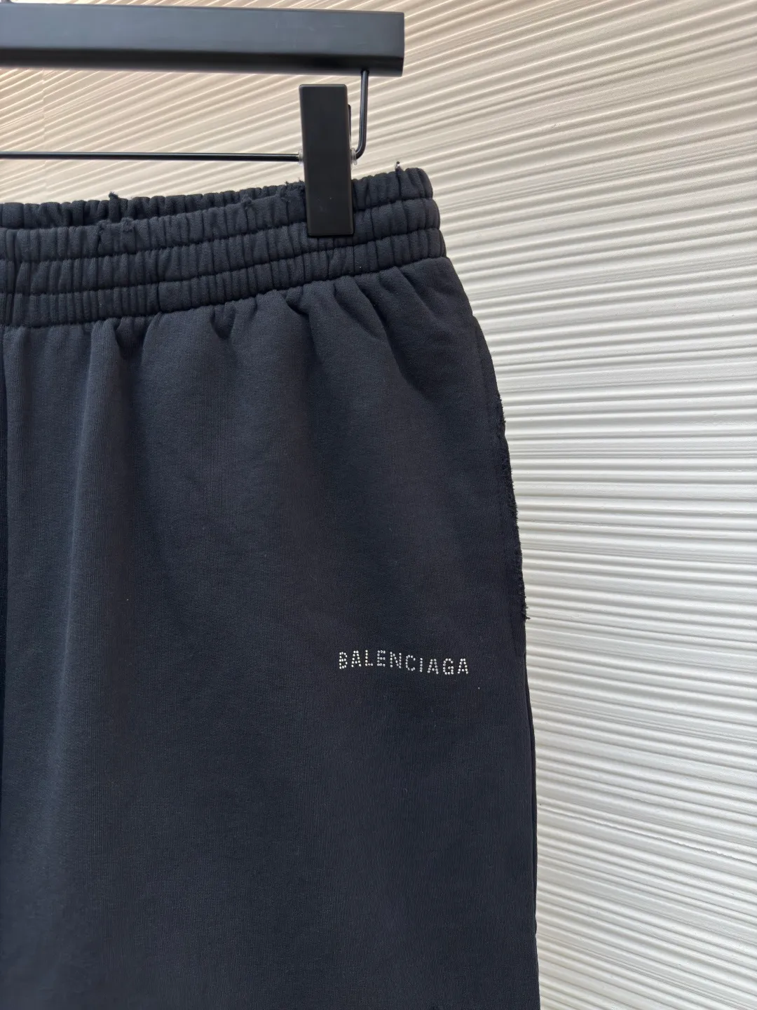 Balenciaga back hot rhinestone shorts ●Authentic product: purchased and developed for 7200 ●Item number: 1680374-A50 ●Material: high-density velvet terry fabric ●Technology: hot rhinestone production ●Version: loose version ●Weight: about 445 grams ●Size: Combined with frayed sanding for sublimation, the unique shine of full diamonds is filled with artistic atmosphere. The contemporary aesthetic outline is outlined with minimalist brushstrokes. It is pressed with a high-temperature air machine. The high-temperature gas is in contact with the fabric. The fabric is pressed using heat energy and pressure to ensure the uniformity of heat distribution. Positioned artificial fraying is used to locally rub and wear the fabric through manual operation. The surface of the fabric will form a natural damage and tear effect and a short and dense layer of fluff. It is time-consuming and labor-intensive. The daily output is low, and the fabrics are washed and aged. The texture is better, not easy to deform, not easy to shrink, not easy to fade, and maintains long-term beauty. The overall wiring is straight and delicate, the fabric is comfortable and soft, and the color is consistent without color difference. It can be matched with the same style to create a fashionable look and control various occasions. Customized accessories, complete with three standards, same style for men and women!