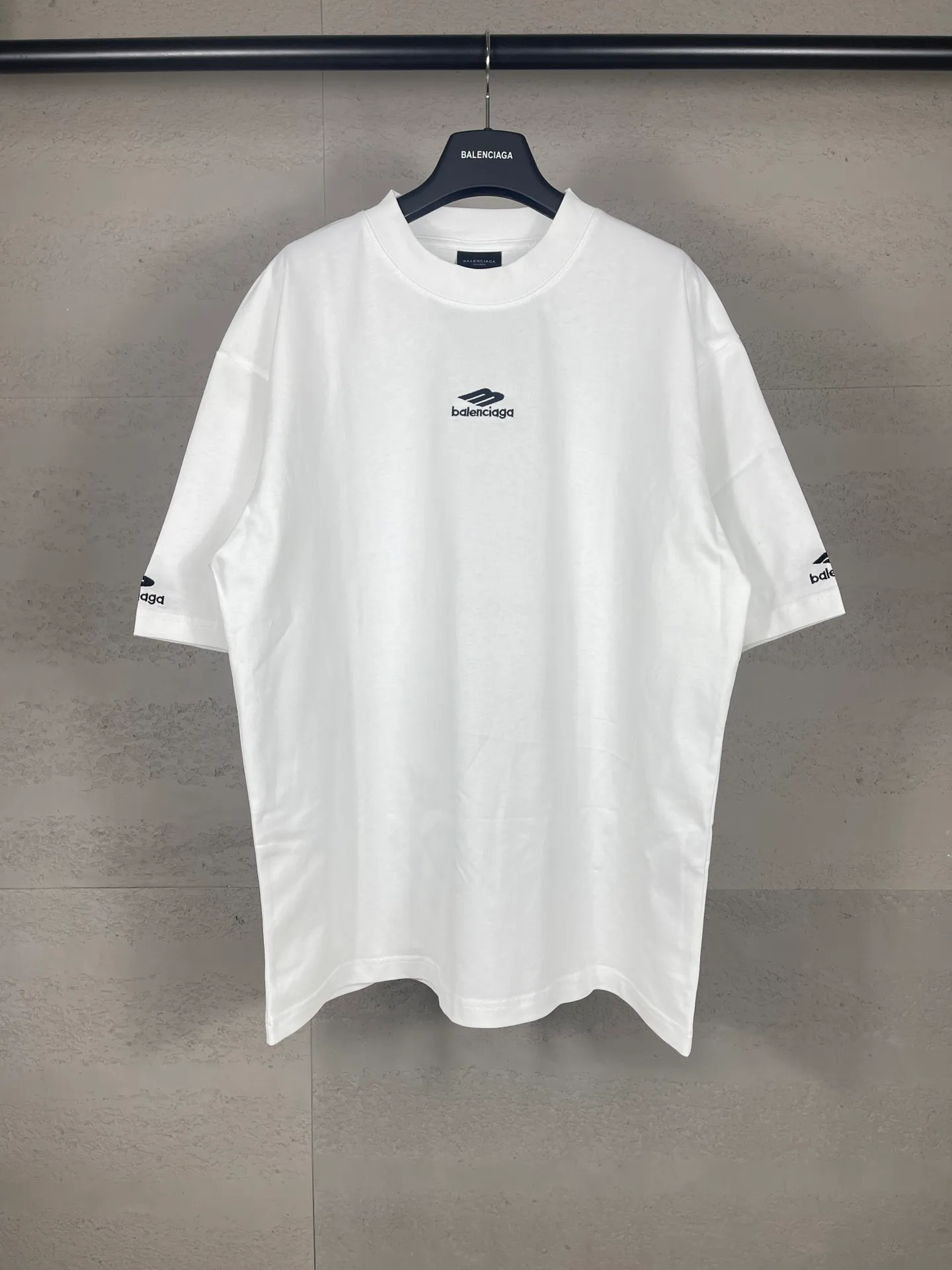 🅿️174 Real photos [Top version. Official website quality] BALENCI*GA/Paris BALENCI*GA# New model, 2025 new ski series 3B classic LOGO, short-sleeved T-shirt with micro-label embroidery on the left and right cuffs of the chest. Brick cabinet synchronization. Welcome to compare. The fabric is made of Paris ZP custom-woven and dyed 100% cotton double-yarn compact cotton. The weight is 260 grams. The cloth surface is clean. The cloth pattern is clear. It is soft and comfortable. It has good color fastness and is not easy to change color. The threads are woven and dyed with no color difference. The embroidery is done using a Tajima embroidery machine, and the letters are three-dimensional. Comparisons welcome. Restore brick cabinet. The version adopts OS loose shoulder version. Same style for men and women. Code: BL223612 Color: black, white Size: XS S M L