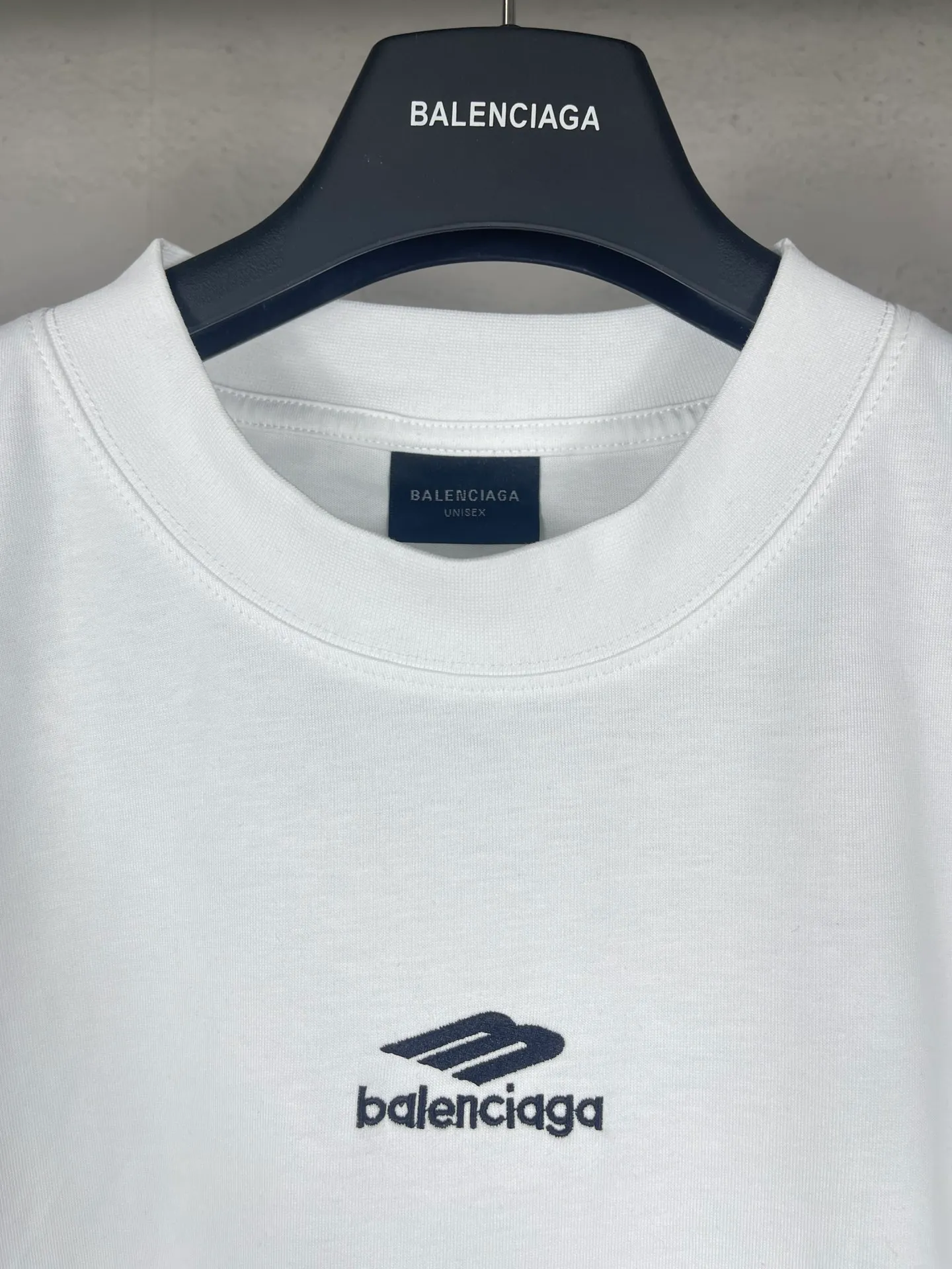 🅿️174 Real photos [Top version. Official website quality] BALENCI*GA/Paris BALENCI*GA# New model, 2025 new ski series 3B classic LOGO, short-sleeved T-shirt with micro-label embroidery on the left and right cuffs of the chest. Brick cabinet synchronization. Welcome to compare. The fabric is made of Paris ZP custom-woven and dyed 100% cotton double-yarn compact cotton. The weight is 260 grams. The cloth surface is clean. The cloth pattern is clear. It is soft and comfortable. It has good color fastness and is not easy to change color. The threads are woven and dyed with no color difference. The embroidery is done using a Tajima embroidery machine, and the letters are three-dimensional. Comparisons welcome. Restore brick cabinet. The version adopts OS loose shoulder version. Same style for men and women. Code: BL223612 Color: black, white Size: XS S M L