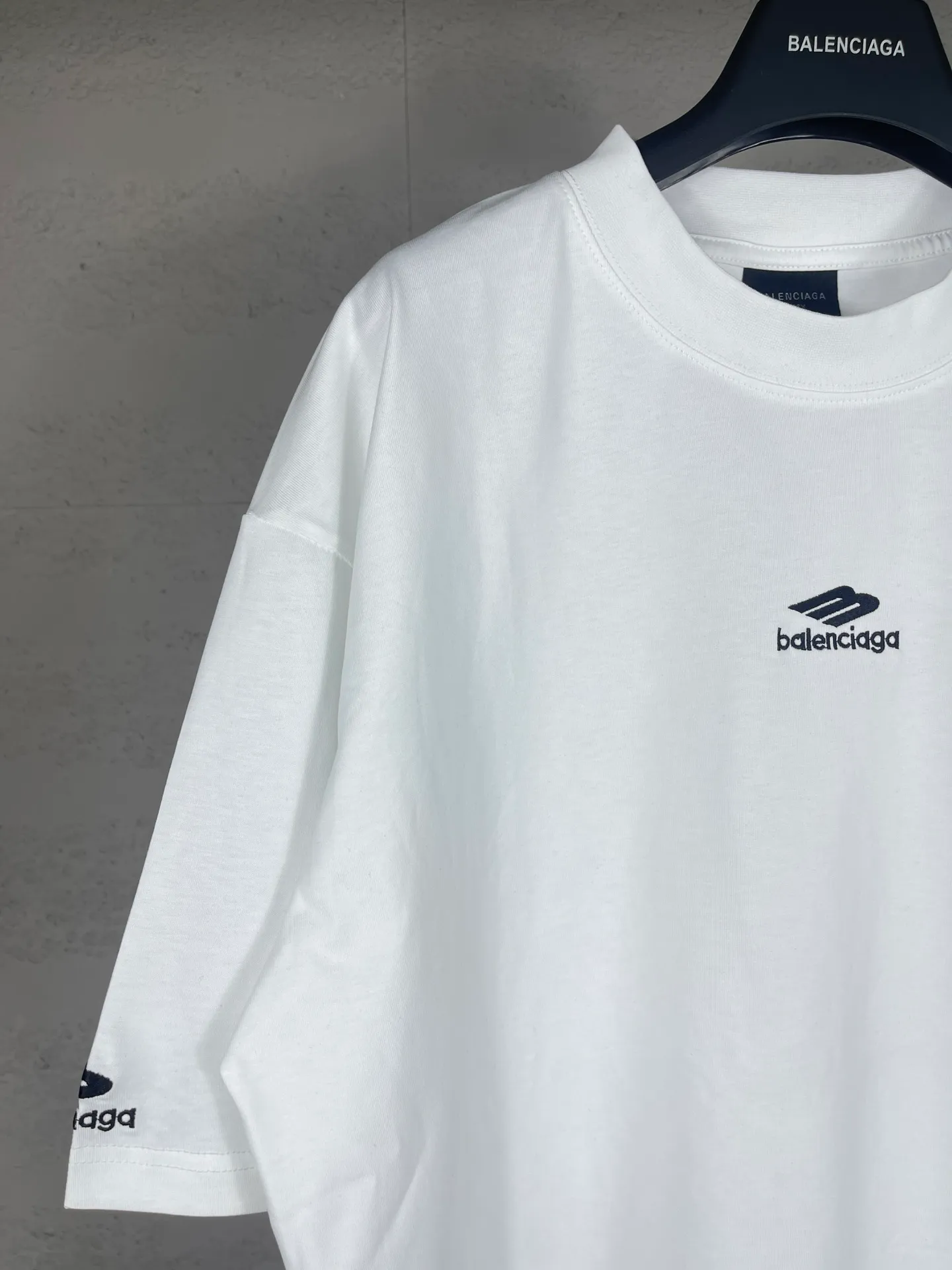 🅿️174 Real photos [Top version. Official website quality] BALENCI*GA/Paris BALENCI*GA# New model, 2025 new ski series 3B classic LOGO, short-sleeved T-shirt with micro-label embroidery on the left and right cuffs of the chest. Brick cabinet synchronization. Welcome to compare. The fabric is made of Paris ZP custom-woven and dyed 100% cotton double-yarn compact cotton. The weight is 260 grams. The cloth surface is clean. The cloth pattern is clear. It is soft and comfortable. It has good color fastness and is not easy to change color. The threads are woven and dyed with no color difference. The embroidery is done using a Tajima embroidery machine, and the letters are three-dimensional. Comparisons welcome. Restore brick cabinet. The version adopts OS loose shoulder version. Same style for men and women. Code: BL223612 Color: black, white Size: XS S M L