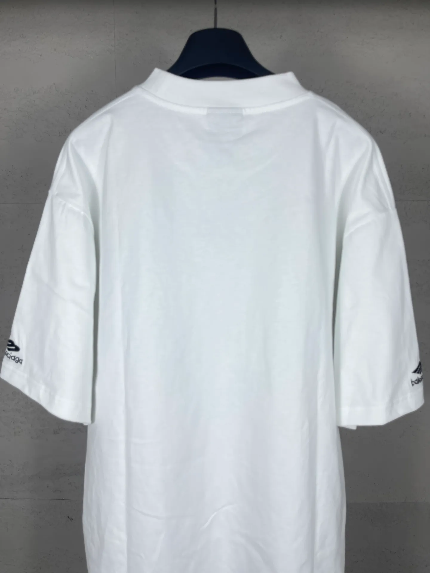 🅿️174 Real photos [Top version. Official website quality] BALENCI*GA/Paris BALENCI*GA# New model, 2025 new ski series 3B classic LOGO, short-sleeved T-shirt with micro-label embroidery on the left and right cuffs of the chest. Brick cabinet synchronization. Welcome to compare. The fabric is made of Paris ZP custom-woven and dyed 100% cotton double-yarn compact cotton. The weight is 260 grams. The cloth surface is clean. The cloth pattern is clear. It is soft and comfortable. It has good color fastness and is not easy to change color. The threads are woven and dyed with no color difference. The embroidery is done using a Tajima embroidery machine, and the letters are three-dimensional. Comparisons welcome. Restore brick cabinet. The version adopts OS loose shoulder version. Same style for men and women. Code: BL223612 Color: black, white Size: XS S M L