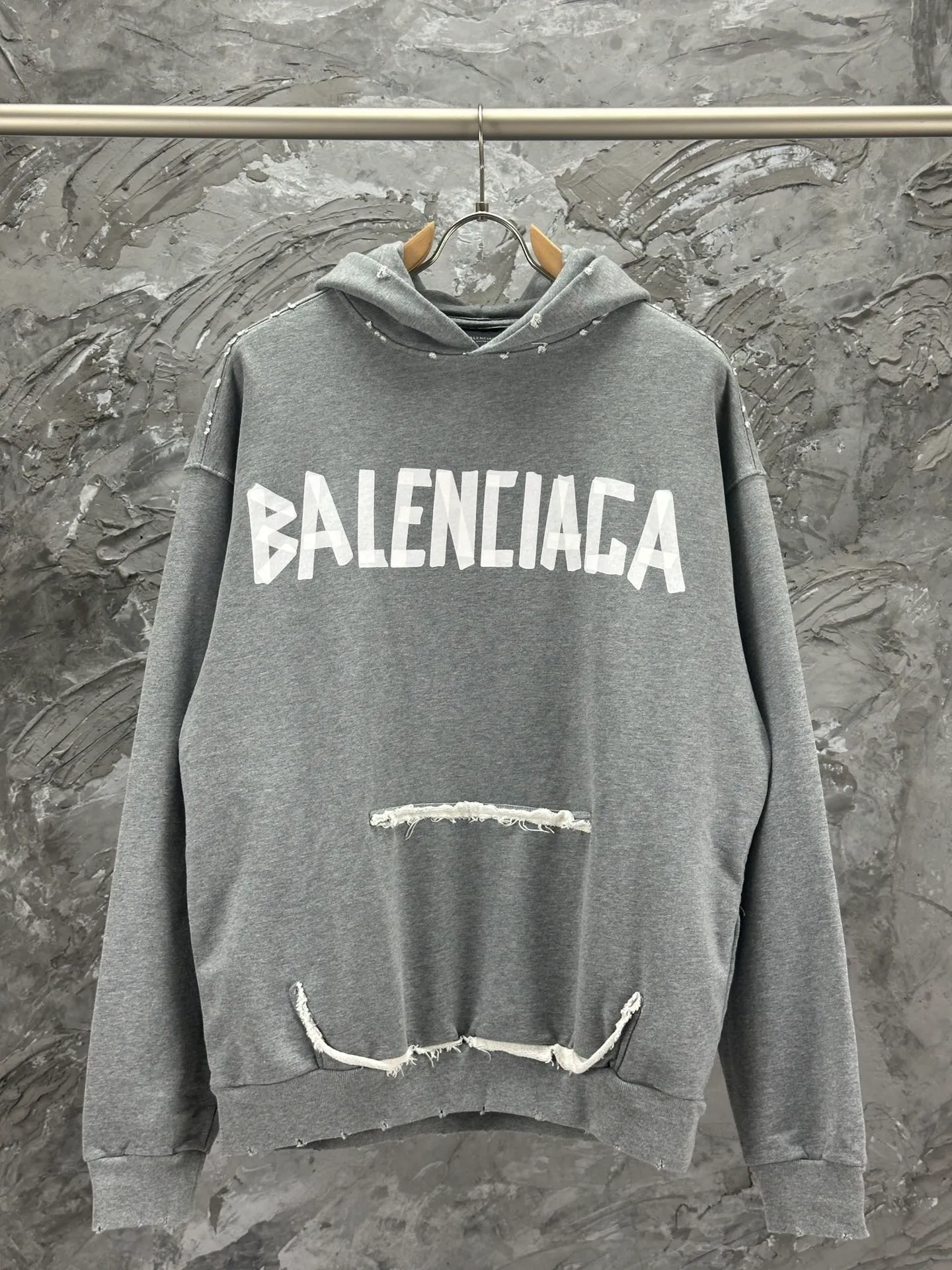 🅿️420 BALENCI*GA 24ss Paris hot-selling tape hooded sweatshirt. The front and back panels are printed with tape direct printing. Many hand-made. The ready-made garments are washed and worn. The cloth surface is clean. The cloth pattern is clear, super heavy work. Soft and comfortable. Exclusively pattern-woven and dyed 450g fabric. The threads are dyed in the same cylinder with zero color difference. Different from the market currency. The version adopts os loose shoulder version. Welcome to compare. Same style for men and women -Color: iron gray blue Paris blue washed black burgundy fluorescent yellow green khaki -SIZE: XS S M L style number 8912#