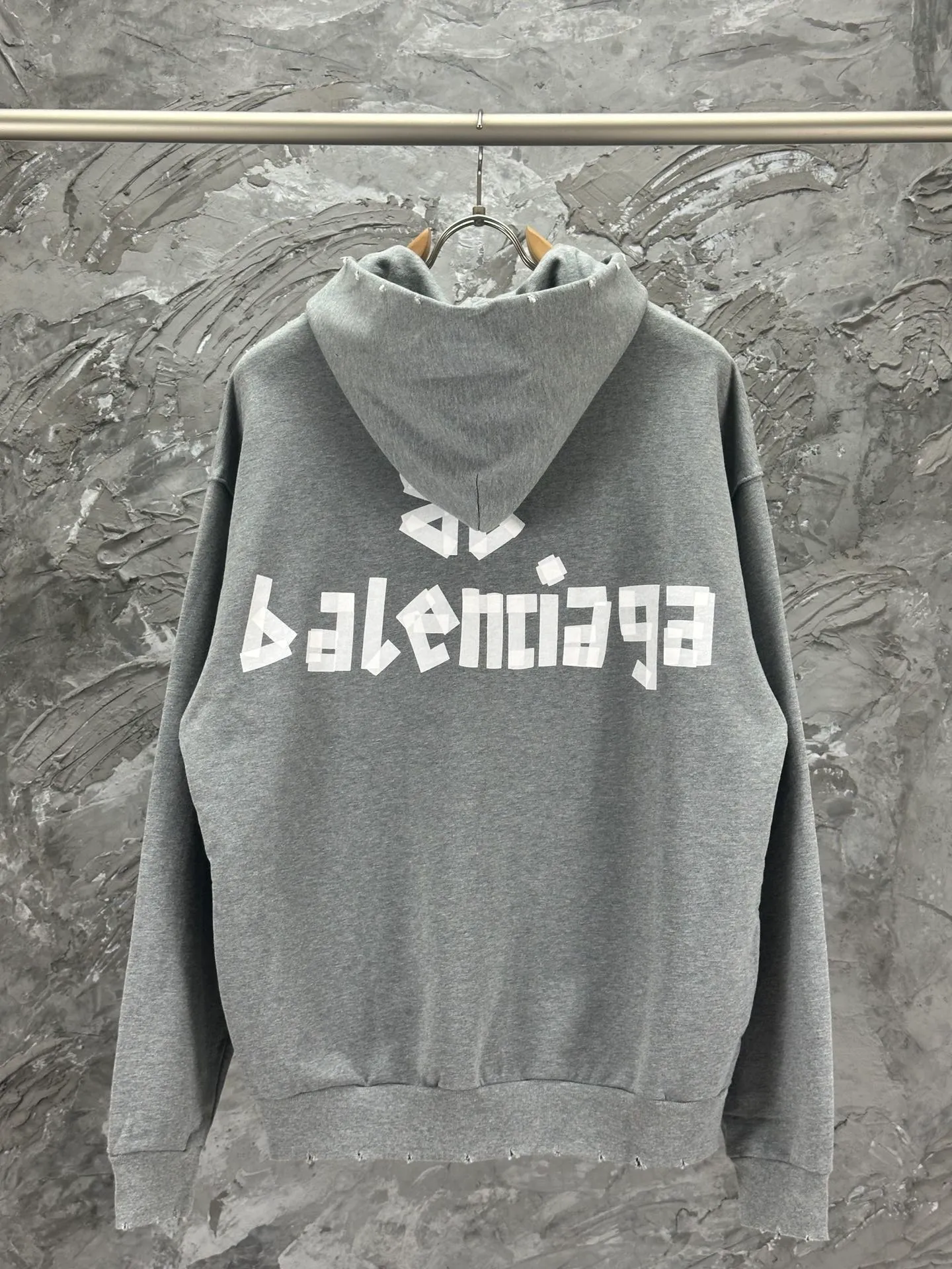 🅿️420 BALENCI*GA 24ss Paris hot-selling tape hooded sweatshirt. The front and back panels are printed with tape direct printing. Many hand-made. The ready-made garments are washed and worn. The cloth surface is clean. The cloth pattern is clear, super heavy work. Soft and comfortable. Exclusively pattern-woven and dyed 450g fabric. The threads are dyed in the same cylinder with zero color difference. Different from the market currency. The version adopts os loose shoulder version. Welcome to compare. Same style for men and women -Color: iron gray blue Paris blue washed black burgundy fluorescent yellow green khaki -SIZE: XS S M L style number 8912#