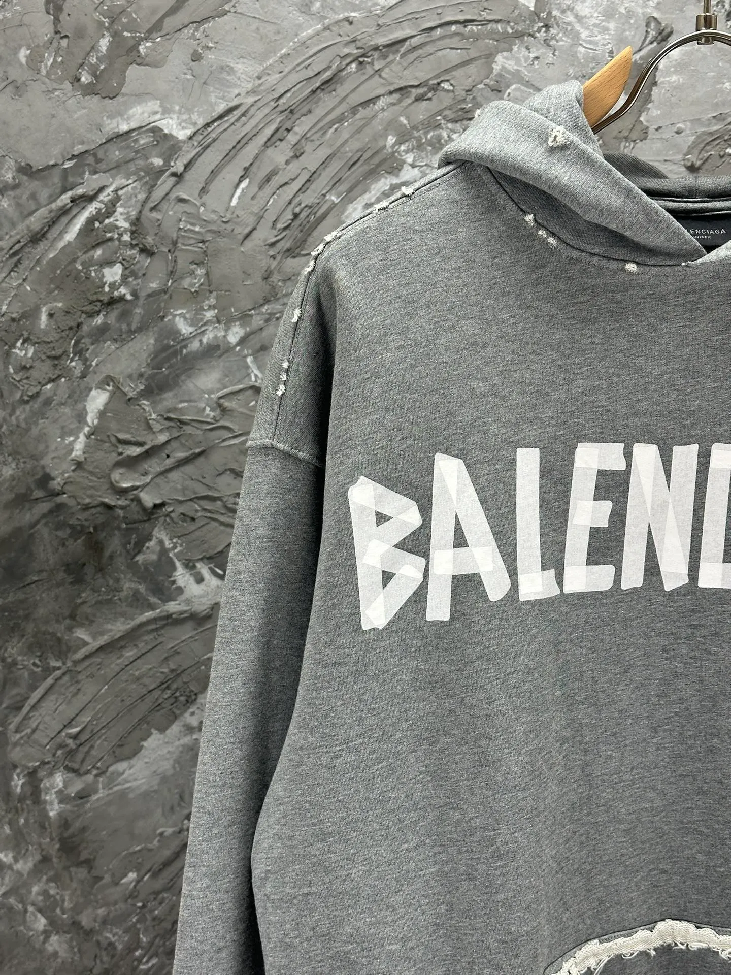 🅿️420 BALENCI*GA 24ss Paris hot-selling tape hooded sweatshirt. The front and back panels are printed with tape direct printing. Many hand-made. The ready-made garments are washed and worn. The cloth surface is clean. The cloth pattern is clear, super heavy work. Soft and comfortable. Exclusively pattern-woven and dyed 450g fabric. The threads are dyed in the same cylinder with zero color difference. Different from the market currency. The version adopts os loose shoulder version. Welcome to compare. Same style for men and women -Color: iron gray blue Paris blue washed black burgundy fluorescent yellow green khaki -SIZE: XS S M L style number 8912#