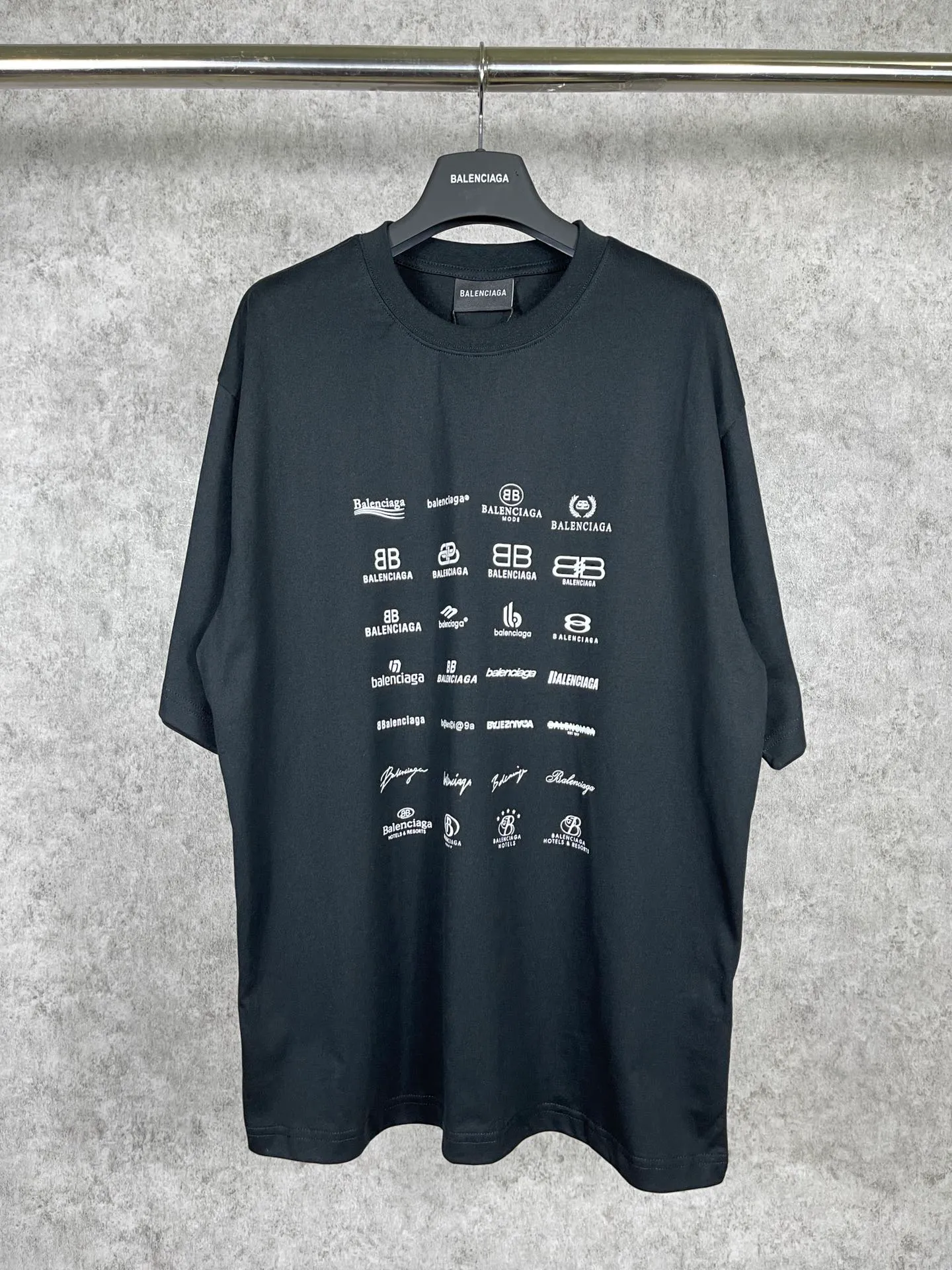 🅿️170 real photos [Top version. Official website quality] BALENCI*GA/Paris BALENCI*GA# 2023 spring and summer new style, printed with classic LOGO collection short-sleeved T-shirt. 2023 spring and summer new product. Brick cabinet synchronization. The fabric is made of Paris ZP custom-woven and dyed 100% cotton double yarn compact cotton. The weight is 260 grams, the cloth surface is clean. The cloth texture is clear. Soft and comfortable. Good color fastness. Not easy to change color. The threads are woven and dyed with no color difference. The printing uses imported environmentally friendly rubber paddles, precision stencils, fine LOGO letters, clear letters, no burrs, and a three-dimensional effect. Restore brick cabinet. The version adopts OS loose shoulder version. Same style for men and women. Code: BL223071 Color: black, beige, pink, smoky gray, white. Size: XS to L