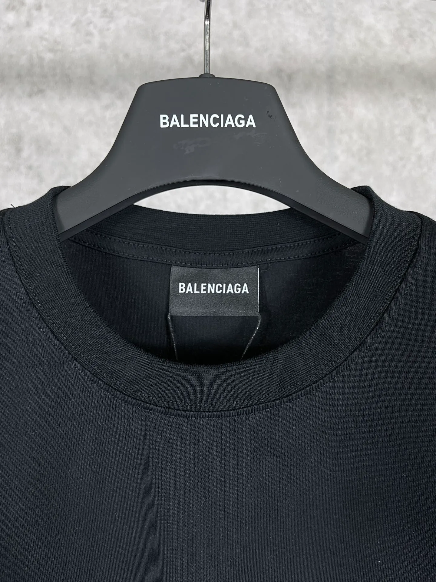 🅿️170 real photos [Top version. Official website quality] BALENCI*GA/Paris BALENCI*GA# 2023 spring and summer new style, printed with classic LOGO collection short-sleeved T-shirt. 2023 spring and summer new product. Brick cabinet synchronization. The fabric is made of Paris ZP custom-woven and dyed 100% cotton double yarn compact cotton. The weight is 260 grams, the cloth surface is clean. The cloth texture is clear. Soft and comfortable. Good color fastness. Not easy to change color. The threads are woven and dyed with no color difference. The printing uses imported environmentally friendly rubber paddles, precision stencils, fine LOGO letters, clear letters, no burrs, and a three-dimensional effect. Restore brick cabinet. The version adopts OS loose shoulder version. Same style for men and women. Code: BL223071 Color: black, beige, pink, smoky gray, white. Size: XS to L