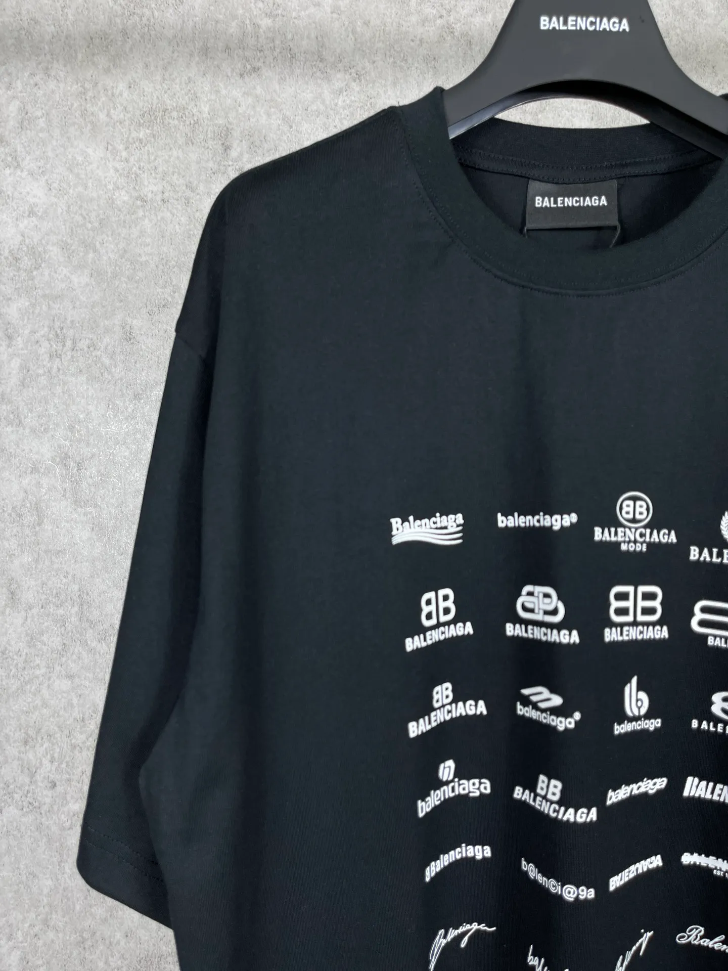 🅿️170 real photos [Top version. Official website quality] BALENCI*GA/Paris BALENCI*GA# 2023 spring and summer new style, printed with classic LOGO collection short-sleeved T-shirt. 2023 spring and summer new product. Brick cabinet synchronization. The fabric is made of Paris ZP custom-woven and dyed 100% cotton double yarn compact cotton. The weight is 260 grams, the cloth surface is clean. The cloth texture is clear. Soft and comfortable. Good color fastness. Not easy to change color. The threads are woven and dyed with no color difference. The printing uses imported environmentally friendly rubber paddles, precision stencils, fine LOGO letters, clear letters, no burrs, and a three-dimensional effect. Restore brick cabinet. The version adopts OS loose shoulder version. Same style for men and women. Code: BL223071 Color: black, beige, pink, smoky gray, white. Size: XS to L