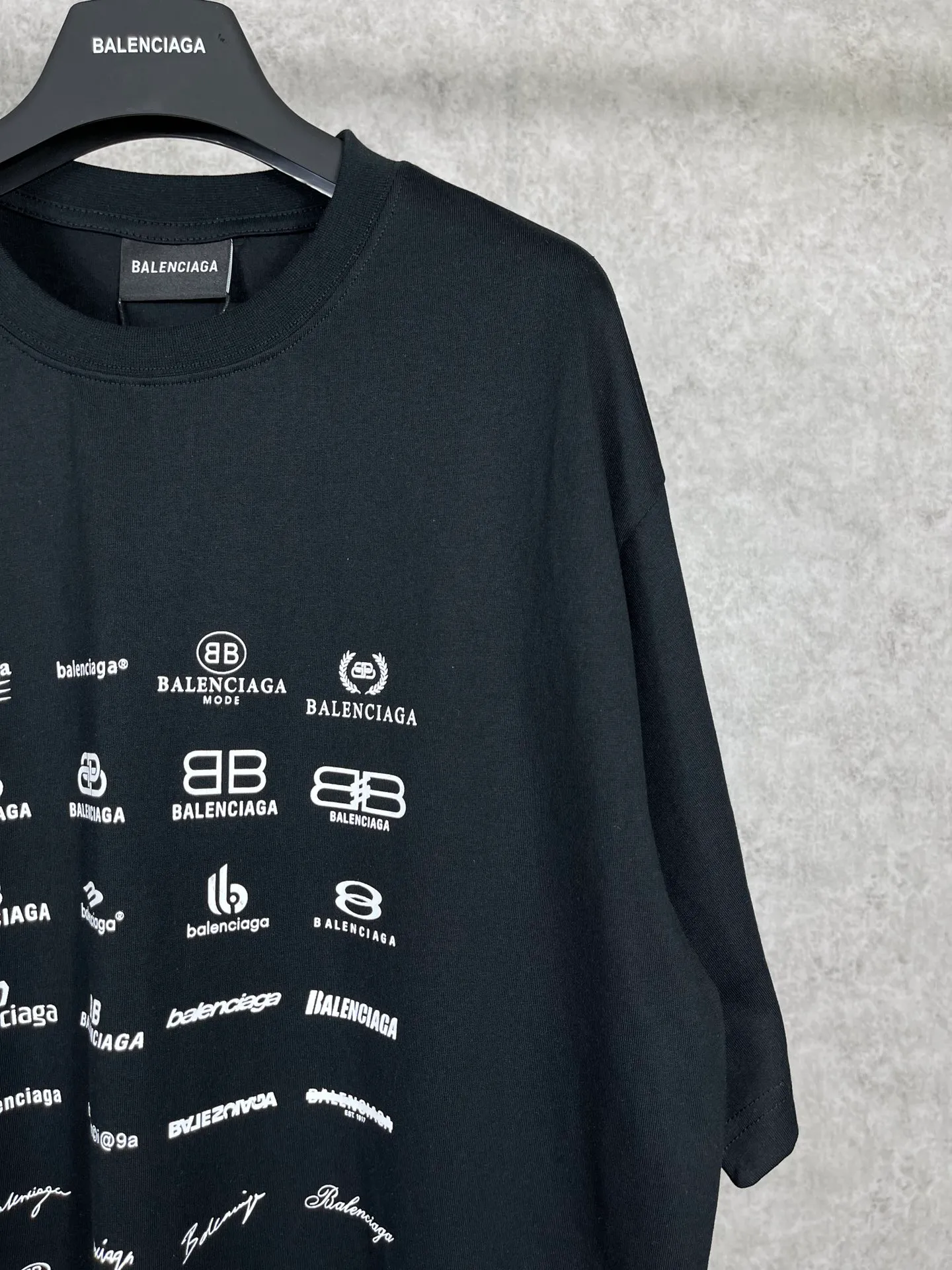 🅿️170 real photos [Top version. Official website quality] BALENCI*GA/Paris BALENCI*GA# 2023 spring and summer new style, printed with classic LOGO collection short-sleeved T-shirt. 2023 spring and summer new product. Brick cabinet synchronization. The fabric is made of Paris ZP custom-woven and dyed 100% cotton double yarn compact cotton. The weight is 260 grams, the cloth surface is clean. The cloth texture is clear. Soft and comfortable. Good color fastness. Not easy to change color. The threads are woven and dyed with no color difference. The printing uses imported environmentally friendly rubber paddles, precision stencils, fine LOGO letters, clear letters, no burrs, and a three-dimensional effect. Restore brick cabinet. The version adopts OS loose shoulder version. Same style for men and women. Code: BL223071 Color: black, beige, pink, smoky gray, white. Size: XS to L