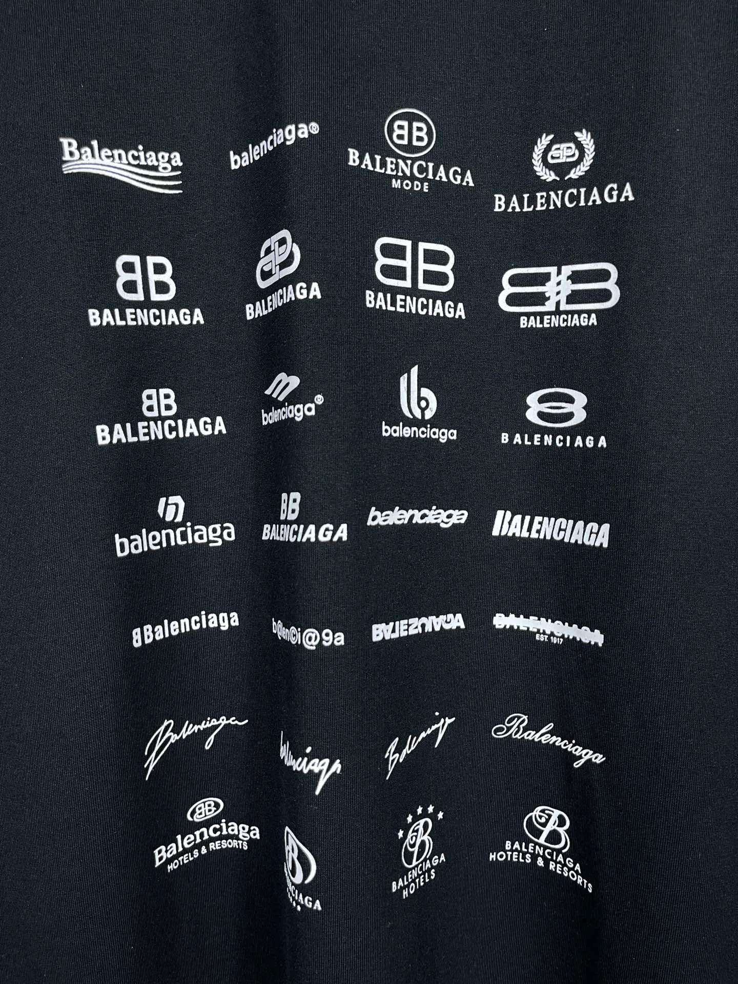🅿️170 real photos [Top version. Official website quality] BALENCI*GA/Paris BALENCI*GA# 2023 spring and summer new style, printed with classic LOGO collection short-sleeved T-shirt. 2023 spring and summer new product. Brick cabinet synchronization. The fabric is made of Paris ZP custom-woven and dyed 100% cotton double yarn compact cotton. The weight is 260 grams, the cloth surface is clean. The cloth texture is clear. Soft and comfortable. Good color fastness. Not easy to change color. The threads are woven and dyed with no color difference. The printing uses imported environmentally friendly rubber paddles, precision stencils, fine LOGO letters, clear letters, no burrs, and a three-dimensional effect. Restore brick cabinet. The version adopts OS loose shoulder version. Same style for men and women. Code: BL223071 Color: black, beige, pink, smoky gray, white. Size: XS to L
