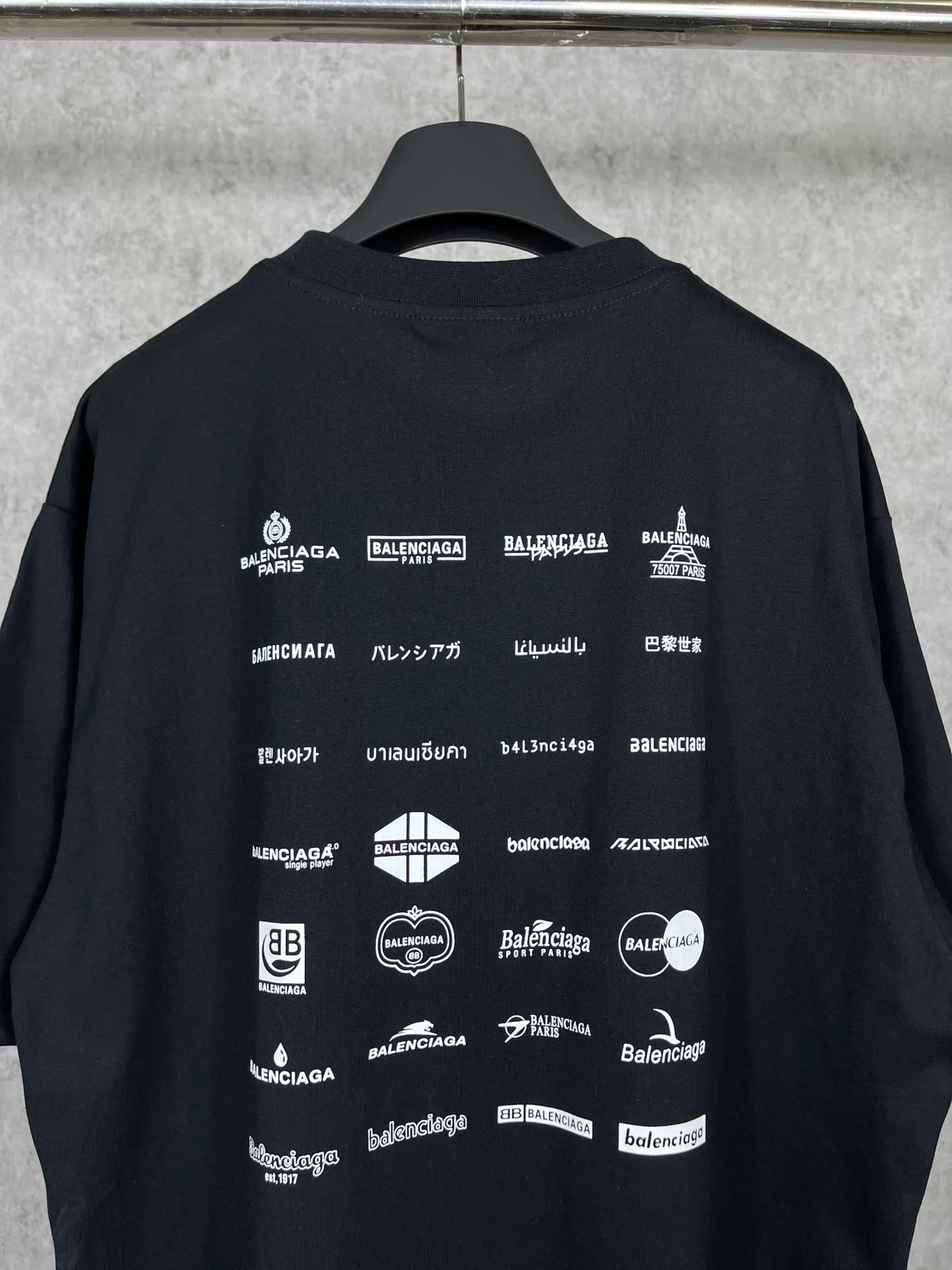 🅿️170 real photos [Top version. Official website quality] BALENCI*GA/Paris BALENCI*GA# 2023 spring and summer new style, printed with classic LOGO collection short-sleeved T-shirt. 2023 spring and summer new product. Brick cabinet synchronization. The fabric is made of Paris ZP custom-woven and dyed 100% cotton double yarn compact cotton. The weight is 260 grams, the cloth surface is clean. The cloth texture is clear. Soft and comfortable. Good color fastness. Not easy to change color. The threads are woven and dyed with no color difference. The printing uses imported environmentally friendly rubber paddles, precision stencils, fine LOGO letters, clear letters, no burrs, and a three-dimensional effect. Restore brick cabinet. The version adopts OS loose shoulder version. Same style for men and women. Code: BL223071 Color: black, beige, pink, smoky gray, white. Size: XS to L