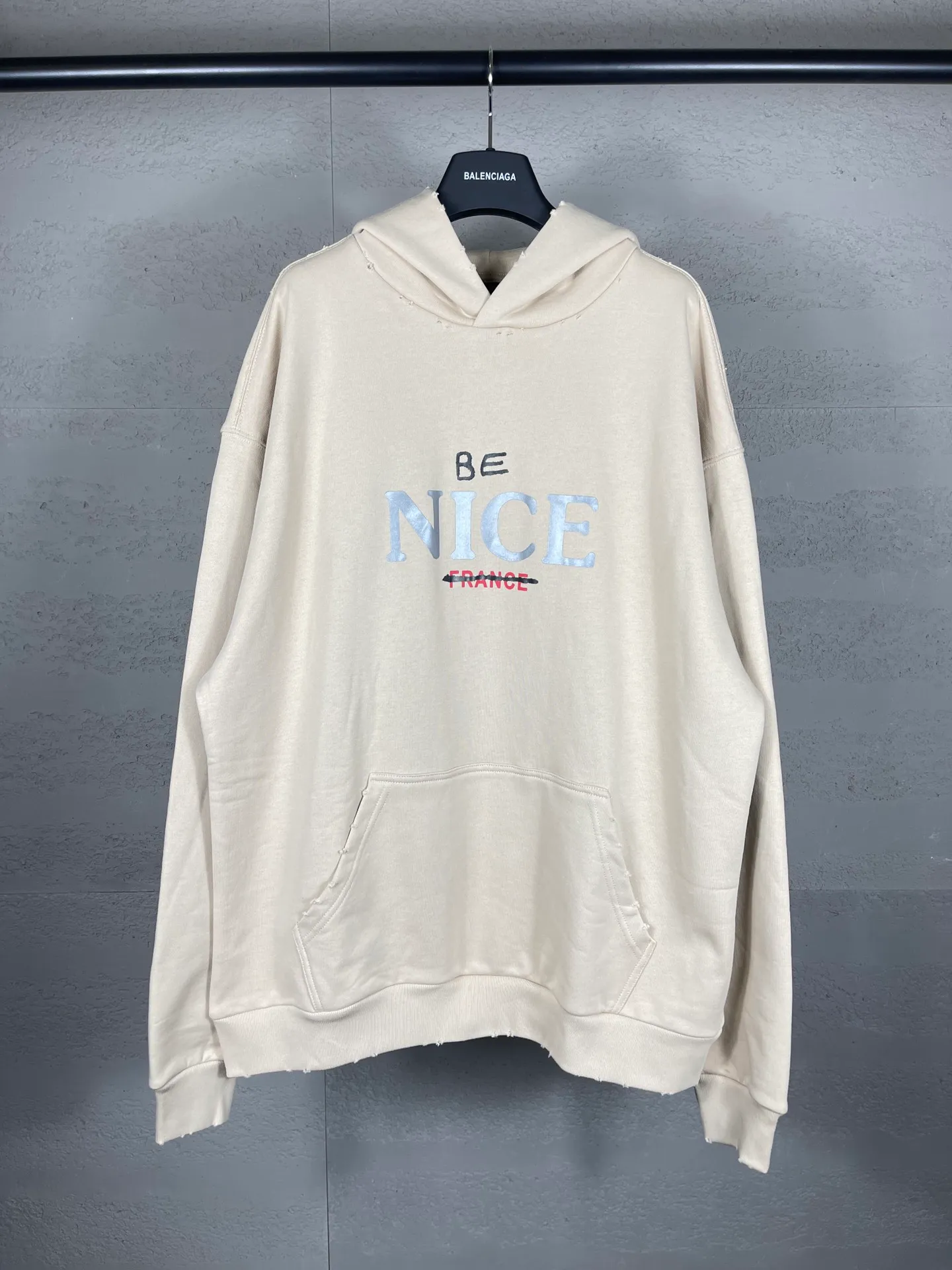 🅿️316 real photos [Top version. Official website quality] BALENCI*GA/Paris BALENCI*GA#NICE letter printed hooded sweatshirt. New product for autumn and winter 2023. Purchase the original board for the first time to customize. Color printing. Washed and worn to be consistent with the original board. Welcome to compare. Brick cabinet synchronization. The fabric is made of Paris ZP custom-woven and dyed cotton double-yarn large parka. The weight is 450 grams. The cloth surface is clean. The cloth pattern is clear. It is soft and comfortable. It has good color fastness and is not easy to change color. The threads are woven and dyed with no color difference. The printing uses a round machine hand-painted effect. No burrs. The color is the same as the original board. The whole piece of clothing is hand-made and worn. The brick cabinet is restored. The version adopts the OS loose shoulder version. Same style for men and women. Code: BL238033 Color: Gray purple. Apricot Size: XS S M L