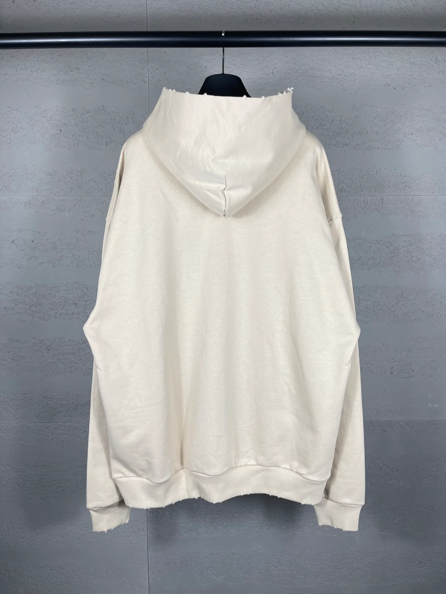 🅿️316 real photos [Top version. Official website quality] BALENCI*GA/Paris BALENCI*GA#NICE letter printed hooded sweatshirt. New product for autumn and winter 2023. Purchase the original board for the first time to customize. Color printing. Washed and worn to be consistent with the original board. Welcome to compare. Brick cabinet synchronization. The fabric is made of Paris ZP custom-woven and dyed cotton double-yarn large parka. The weight is 450 grams. The cloth surface is clean. The cloth pattern is clear. It is soft and comfortable. It has good color fastness and is not easy to change color. The threads are woven and dyed with no color difference. The printing uses a round machine hand-painted effect. No burrs. The color is the same as the original board. The whole piece of clothing is hand-made and worn. The brick cabinet is restored. The version adopts the OS loose shoulder version. Same style for men and women. Code: BL238033 Color: Gray purple. Apricot Size: XS S M L