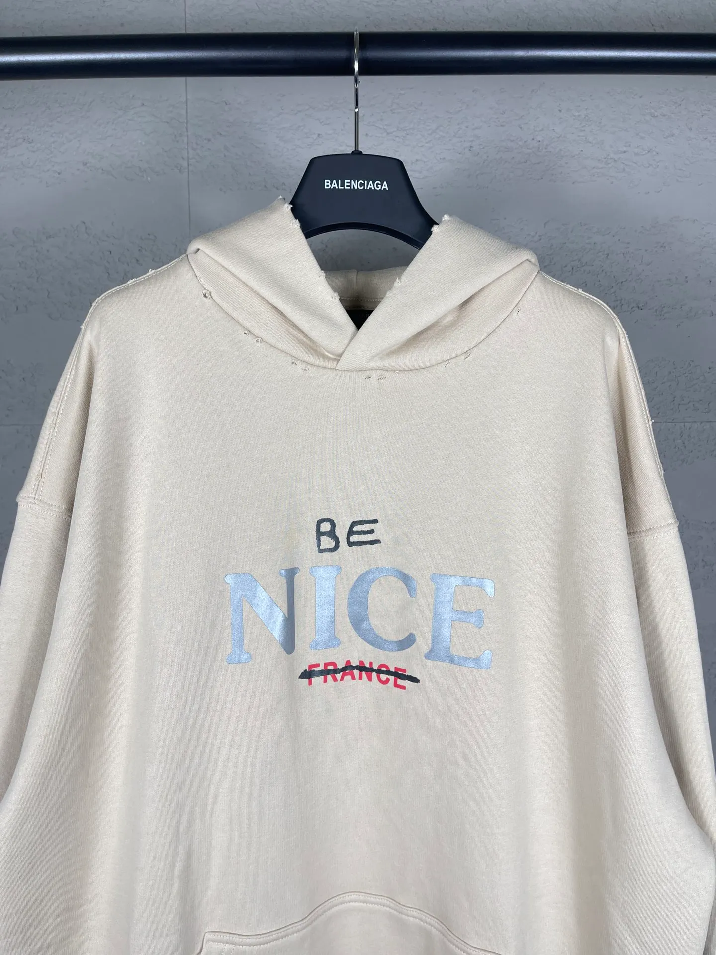 🅿️316 real photos [Top version. Official website quality] BALENCI*GA/Paris BALENCI*GA#NICE letter printed hooded sweatshirt. New product for autumn and winter 2023. Purchase the original board for the first time to customize. Color printing. Washed and worn to be consistent with the original board. Welcome to compare. Brick cabinet synchronization. The fabric is made of Paris ZP custom-woven and dyed cotton double-yarn large parka. The weight is 450 grams. The cloth surface is clean. The cloth pattern is clear. It is soft and comfortable. It has good color fastness and is not easy to change color. The threads are woven and dyed with no color difference. The printing uses a round machine hand-painted effect. No burrs. The color is the same as the original board. The whole piece of clothing is hand-made and worn. The brick cabinet is restored. The version adopts the OS loose shoulder version. Same style for men and women. Code: BL238033 Color: Gray purple. Apricot Size: XS S M L