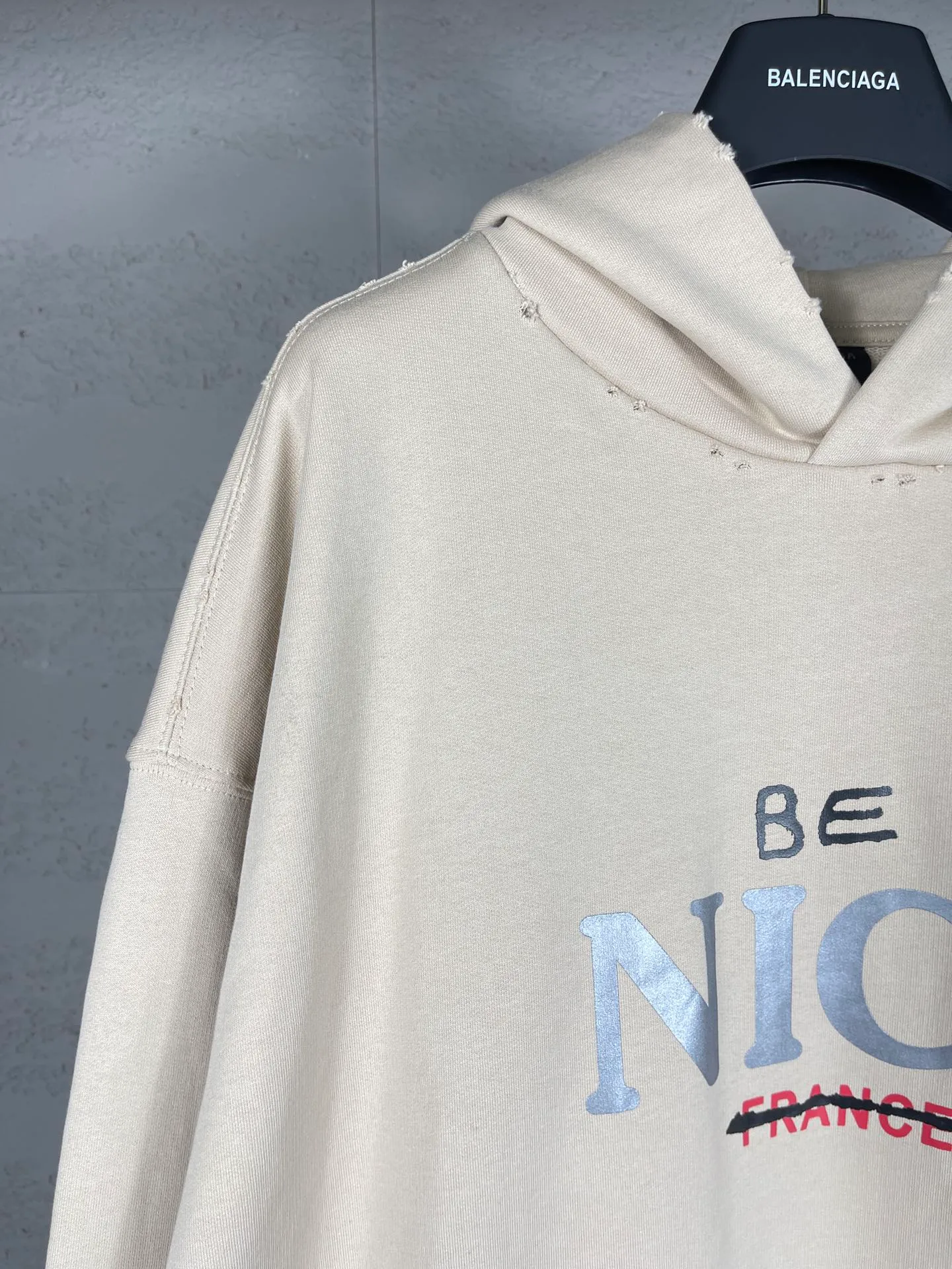 🅿️316 real photos [Top version. Official website quality] BALENCI*GA/Paris BALENCI*GA#NICE letter printed hooded sweatshirt. New product for autumn and winter 2023. Purchase the original board for the first time to customize. Color printing. Washed and worn to be consistent with the original board. Welcome to compare. Brick cabinet synchronization. The fabric is made of Paris ZP custom-woven and dyed cotton double-yarn large parka. The weight is 450 grams. The cloth surface is clean. The cloth pattern is clear. It is soft and comfortable. It has good color fastness and is not easy to change color. The threads are woven and dyed with no color difference. The printing uses a round machine hand-painted effect. No burrs. The color is the same as the original board. The whole piece of clothing is hand-made and worn. The brick cabinet is restored. The version adopts the OS loose shoulder version. Same style for men and women. Code: BL238033 Color: Gray purple. Apricot Size: XS S M L