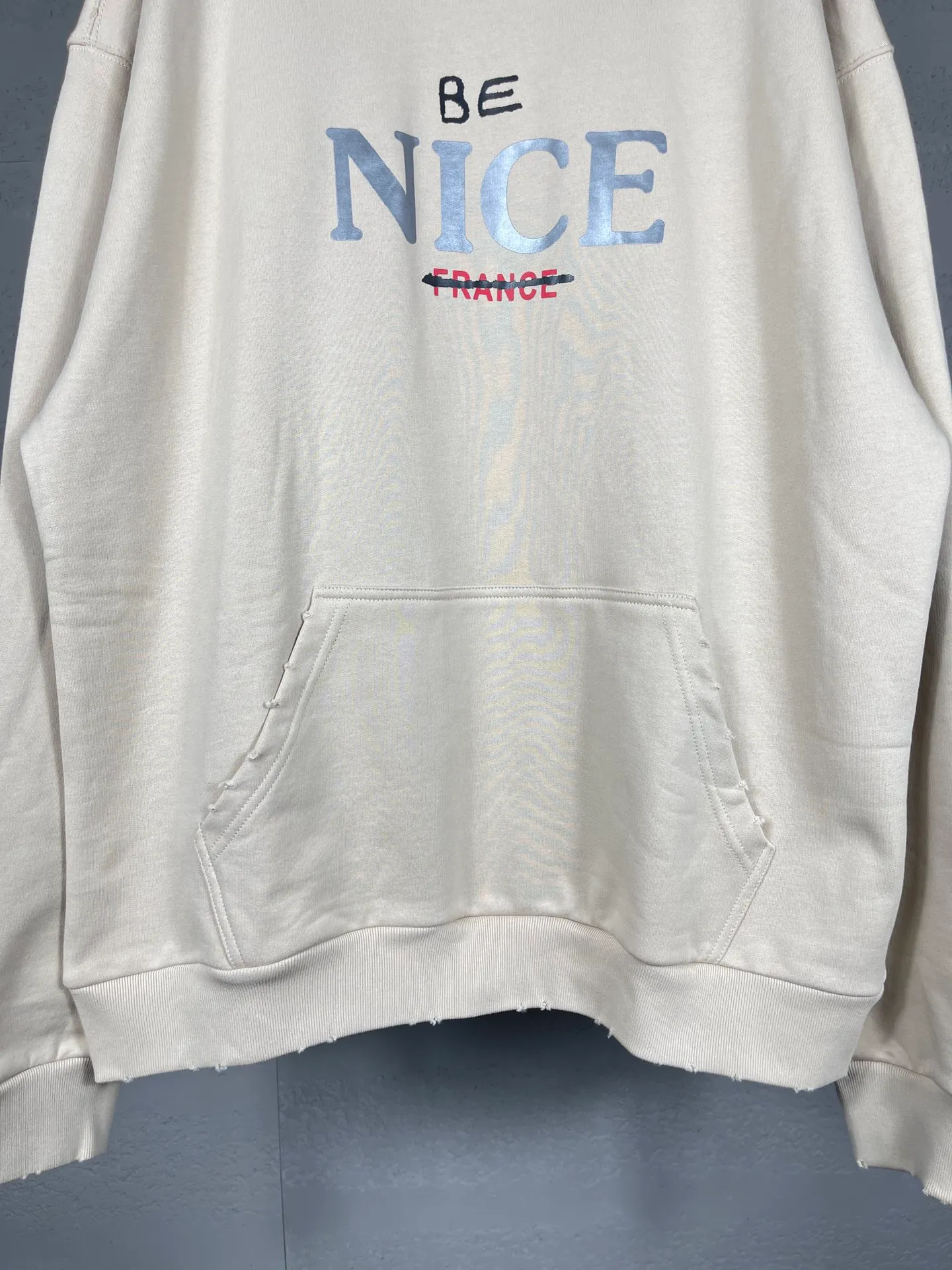 🅿️316 real photos [Top version. Official website quality] BALENCI*GA/Paris BALENCI*GA#NICE letter printed hooded sweatshirt. New product for autumn and winter 2023. Purchase the original board for the first time to customize. Color printing. Washed and worn to be consistent with the original board. Welcome to compare. Brick cabinet synchronization. The fabric is made of Paris ZP custom-woven and dyed cotton double-yarn large parka. The weight is 450 grams. The cloth surface is clean. The cloth pattern is clear. It is soft and comfortable. It has good color fastness and is not easy to change color. The threads are woven and dyed with no color difference. The printing uses a round machine hand-painted effect. No burrs. The color is the same as the original board. The whole piece of clothing is hand-made and worn. The brick cabinet is restored. The version adopts the OS loose shoulder version. Same style for men and women. Code: BL238033 Color: Gray purple. Apricot Size: XS S M L