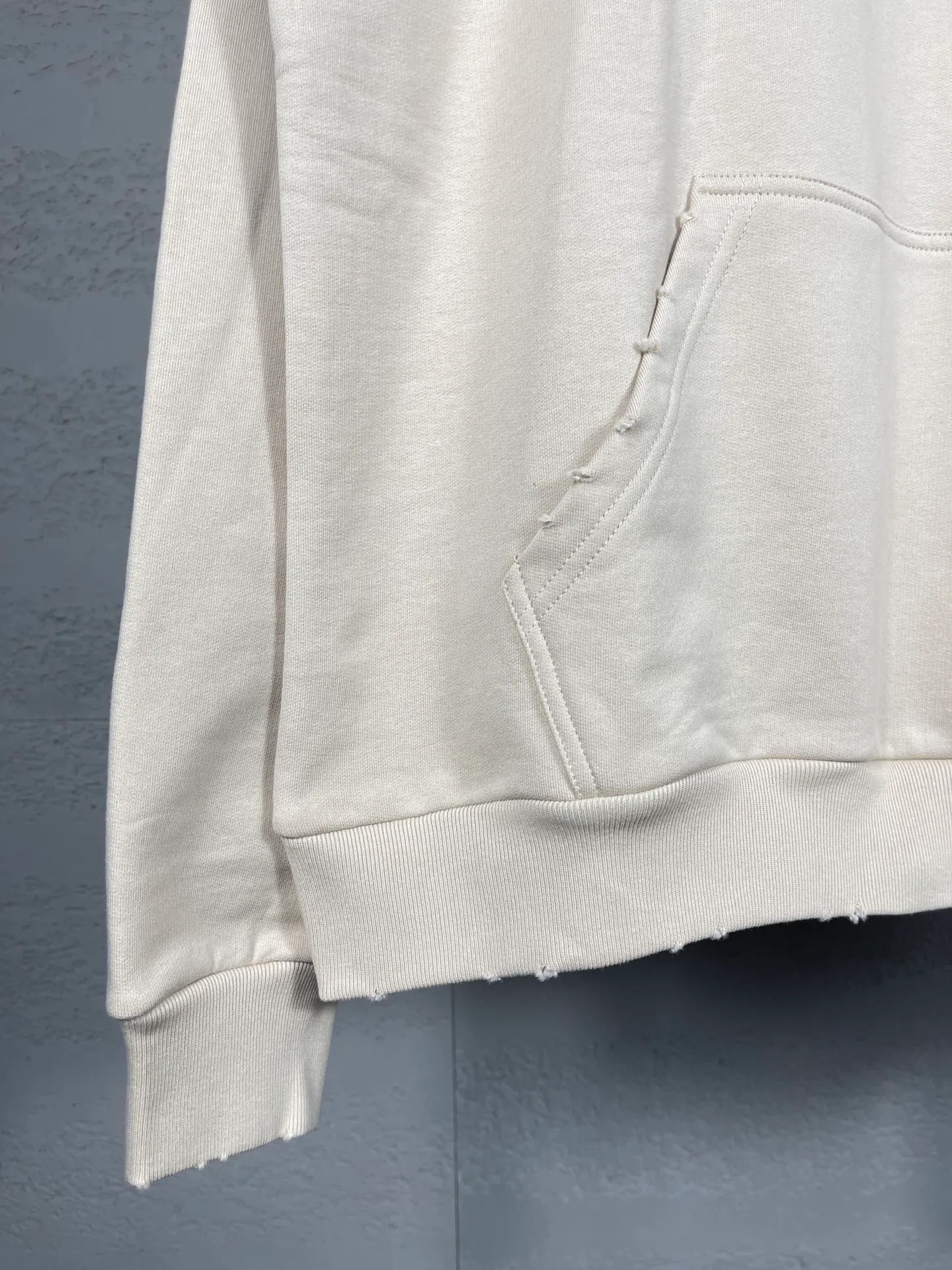 🅿️316 real photos [Top version. Official website quality] BALENCI*GA/Paris BALENCI*GA#NICE letter printed hooded sweatshirt. New product for autumn and winter 2023. Purchase the original board for the first time to customize. Color printing. Washed and worn to be consistent with the original board. Welcome to compare. Brick cabinet synchronization. The fabric is made of Paris ZP custom-woven and dyed cotton double-yarn large parka. The weight is 450 grams. The cloth surface is clean. The cloth pattern is clear. It is soft and comfortable. It has good color fastness and is not easy to change color. The threads are woven and dyed with no color difference. The printing uses a round machine hand-painted effect. No burrs. The color is the same as the original board. The whole piece of clothing is hand-made and worn. The brick cabinet is restored. The version adopts the OS loose shoulder version. Same style for men and women. Code: BL238033 Color: Gray purple. Apricot Size: XS S M L