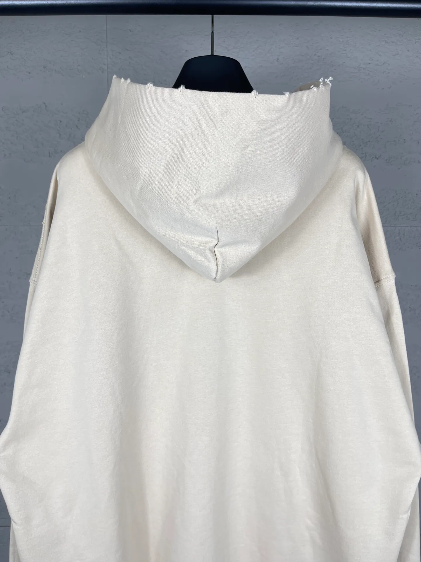 🅿️316 real photos [Top version. Official website quality] BALENCI*GA/Paris BALENCI*GA#NICE letter printed hooded sweatshirt. New product for autumn and winter 2023. Purchase the original board for the first time to customize. Color printing. Washed and worn to be consistent with the original board. Welcome to compare. Brick cabinet synchronization. The fabric is made of Paris ZP custom-woven and dyed cotton double-yarn large parka. The weight is 450 grams. The cloth surface is clean. The cloth pattern is clear. It is soft and comfortable. It has good color fastness and is not easy to change color. The threads are woven and dyed with no color difference. The printing uses a round machine hand-painted effect. No burrs. The color is the same as the original board. The whole piece of clothing is hand-made and worn. The brick cabinet is restored. The version adopts the OS loose shoulder version. Same style for men and women. Code: BL238033 Color: Gray purple. Apricot Size: XS S M L