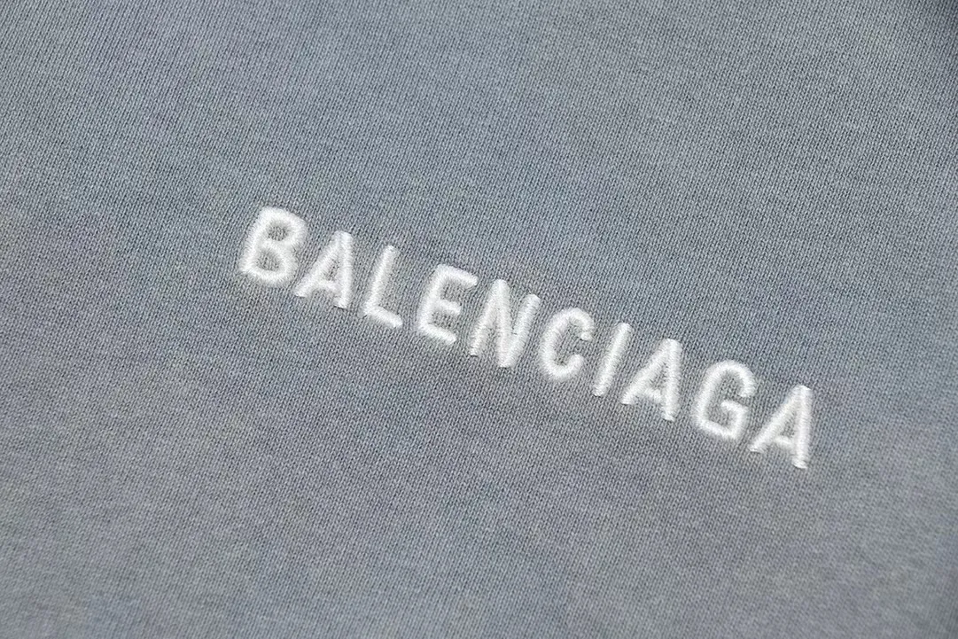 Top tested version - BALENCIAGA - Paris' new gradient color series. Short-sleeved T-shirt with embroidered letter logo on the front and back. Exclusive logo letter pattern on the front and back. Heavy craftsmanship. Simple but not simple. Original development of custom-woven fabric. Special weight 280g. Washing process. Sprayed horse process. Not easy to deform. Soft texture. Full of thickness. Highly restored. Imported Tajima machine heavy industry high-density embroidery on the chest. Fine embroidery. Three-dimensional effect. Clear lines. No rough edges. Ultra-high craftsmanship embroidery, very high fullness, obvious concave and convex texture, OS dropped shoulders, loose version, same style for men and women, color: blue, size: XS--L P:280
