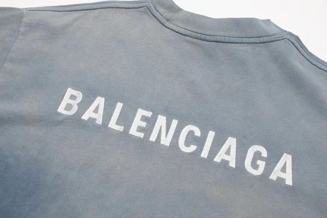 Top tested version - BALENCIAGA - Paris' new gradient color series. Short-sleeved T-shirt with embroidered letter logo on the front and back. Exclusive logo letter pattern on the front and back. Heavy craftsmanship. Simple but not simple. Original development of custom-woven fabric. Special weight 280g. Washing process. Sprayed horse process. Not easy to deform. Soft texture. Full of thickness. Highly restored. Imported Tajima machine heavy industry high-density embroidery on the chest. Fine embroidery. Three-dimensional effect. Clear lines. No rough edges. Ultra-high craftsmanship embroidery, very high fullness, obvious concave and convex texture, OS dropped shoulders, loose version, same style for men and women, color: blue, size: XS--L P:280