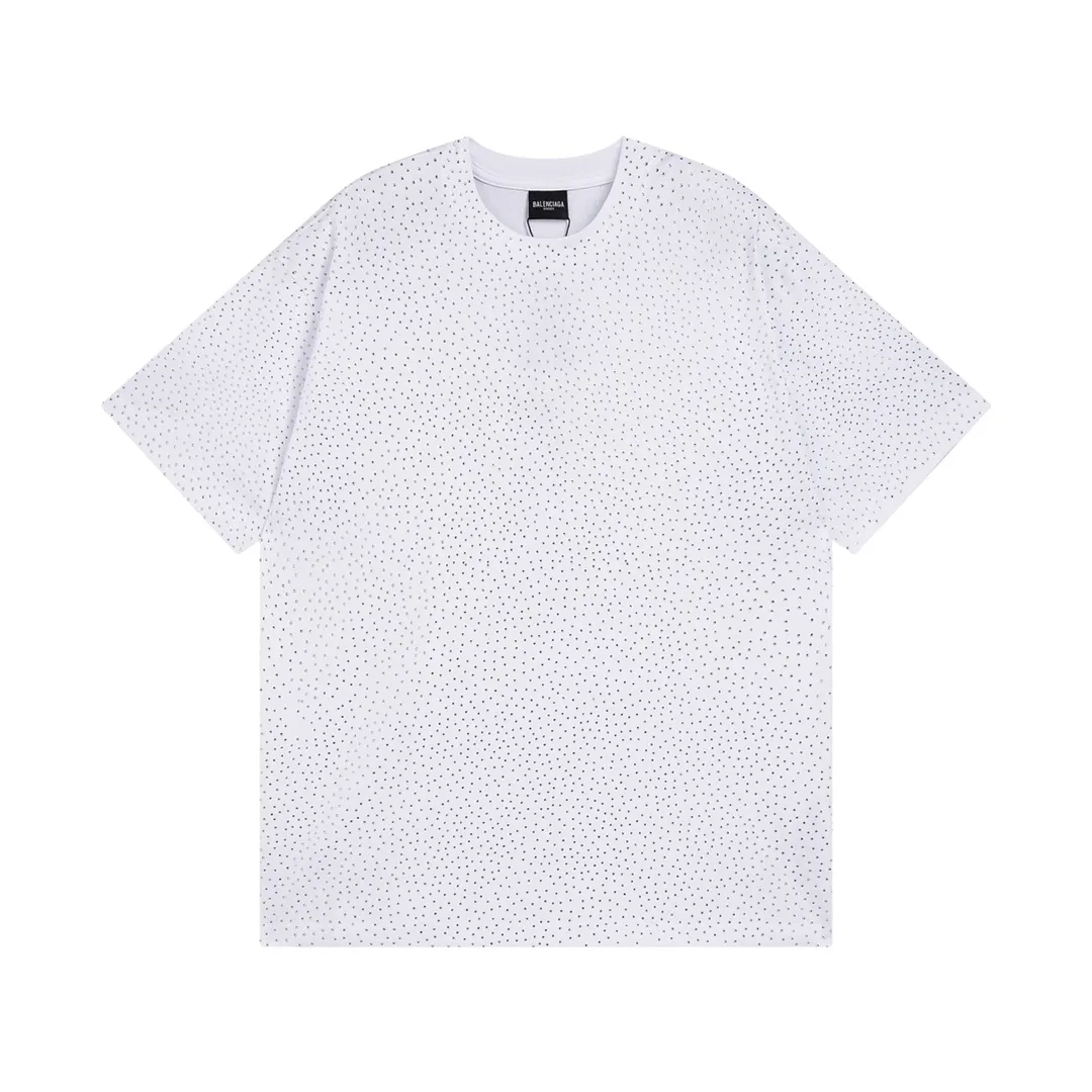 🅿️250 Detailed picture [Top version. Official website quality] BALENCI*GA/Paris BALENCI*GA# Starry hot diamond washed and distressed short-sleeved T-shirt. Brick cabinet synchronization. The fabric is made of Paris ZP custom-woven and dyed 100% cotton double yarn compact cotton. The weight is 260 grams. The cloth surface is clean. The cloth pattern is clear. Soft and comfortable. The color fastness is good. It is not easy to change color. The threads are woven and dyed with no color difference. The whole piece of clothing is washed and made into a solid, high-tech, ironed finish. Imported diamonds are used. The luster is bright and bright. It is not easy to fall off. The market is wrong. Comparisons welcome. Restore brick cabinet. The version adopts OS loose shoulder version. Same style for men and women. Code: BL223106 Color: washed black. White Size: XS to L