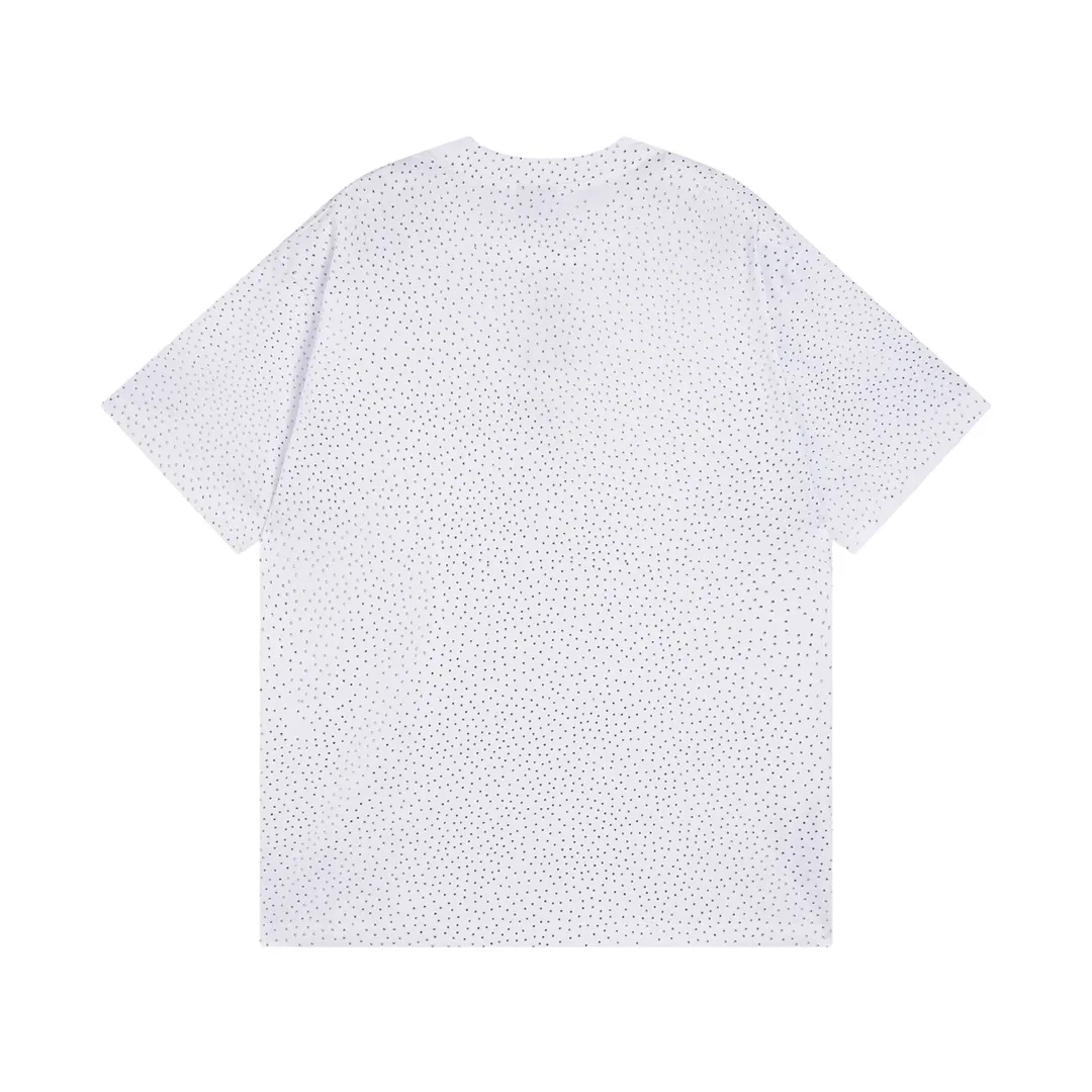 🅿️250 Detailed picture [Top version. Official website quality] BALENCI*GA/Paris BALENCI*GA# Starry hot diamond washed and distressed short-sleeved T-shirt. Brick cabinet synchronization. The fabric is made of Paris ZP custom-woven and dyed 100% cotton double yarn compact cotton. The weight is 260 grams. The cloth surface is clean. The cloth pattern is clear. Soft and comfortable. The color fastness is good. It is not easy to change color. The threads are woven and dyed with no color difference. The whole piece of clothing is washed and made into a solid, high-tech, ironed finish. Imported diamonds are used. The luster is bright and bright. It is not easy to fall off. The market is wrong. Comparisons welcome. Restore brick cabinet. The version adopts OS loose shoulder version. Same style for men and women. Code: BL223106 Color: washed black. White Size: XS to L