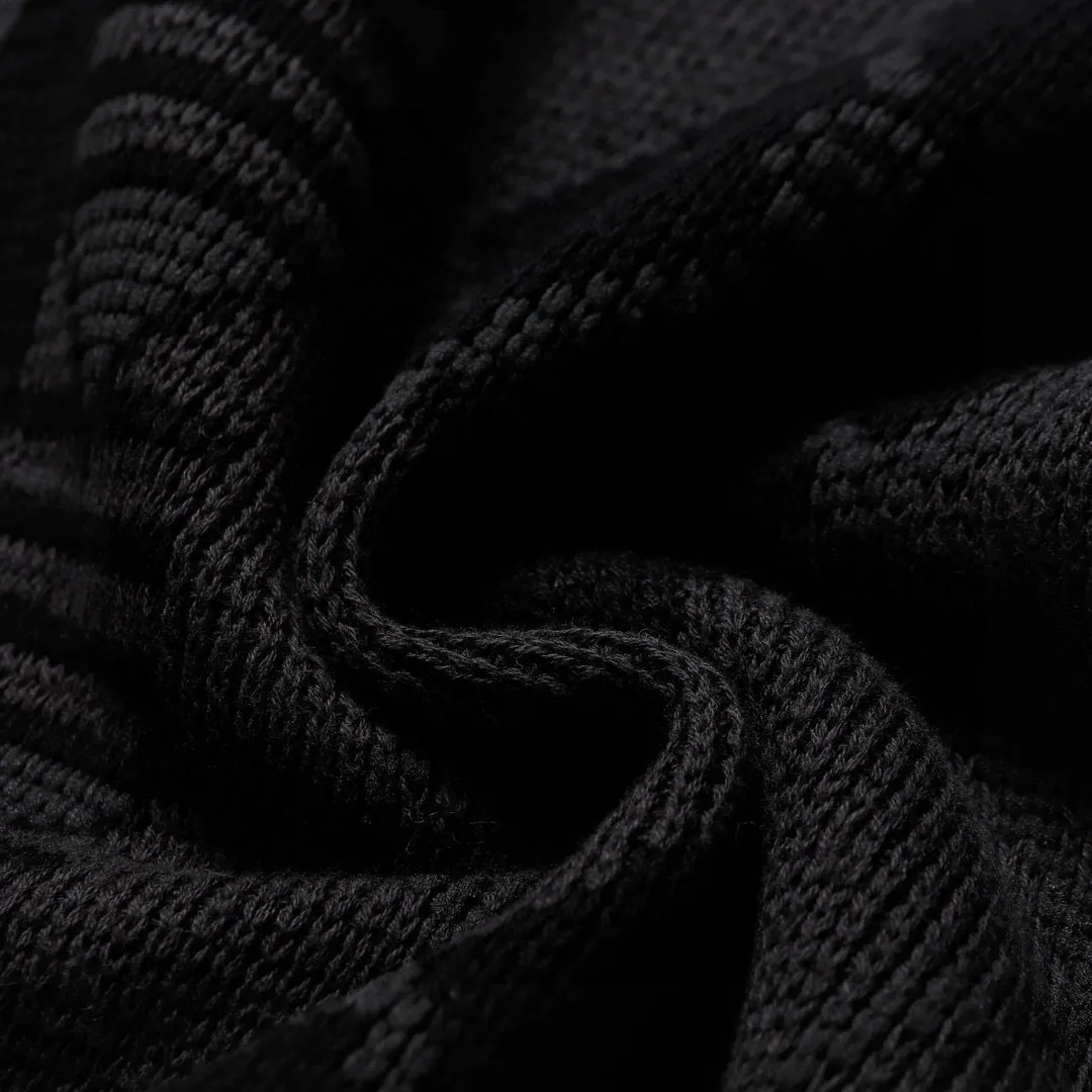 🅿️470 (1:1 original order quality) Balenciaga/Balenciaga geometric pattern sweater Process description: Made of 40 counts of double-strand combed siro spinning, the panels are dyed red light black, blue light black, gray black, green black. Imported 12-knitting machine is used to make multi-color jacquard technology on the board. The ready-made garments are washed and then manually cut into pieces. They can be matched with the same style to create a fashionable look and suit various occasions. Customized accessories, complete with three labels, same style for men and women! Color: Black Size: S M L XL