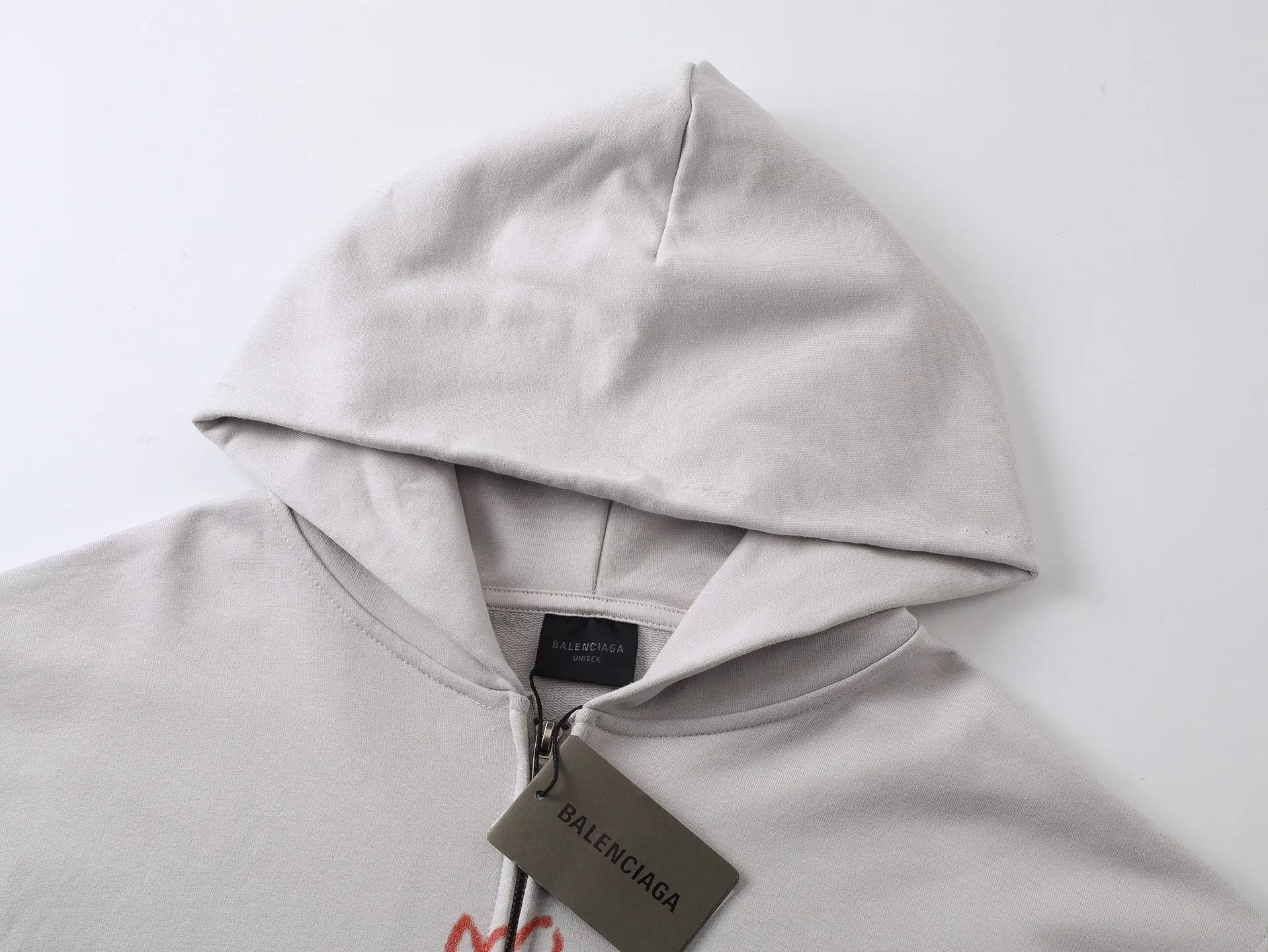 🅿️390 real photos [Top version. Official website quality] BALENCI*GA/Paris.SS25 latest model, Paris Valentine’s Day limited edition. Washed and distressed hooded sweatshirt with direct English print on the front and back. Brick cabinets are synchronized. Genuine products are developed at the first time. Welcome to compare! . The fabric is made of Paris ZP custom-woven and dyed cotton sweatshirt. The weight is 460 grams. The cloth surface is clean. The cloth pattern is clear, soft and comfortable. The threads are dyed with no color difference. The printing uses direct-injection environmentally friendly imported materials. The letters are clear and the effect is three-dimensional. The version adopts OS loose shoulder design. Same style for men and women. Code: BL259929 Color: washed black, gray and white. Size: XS S M L