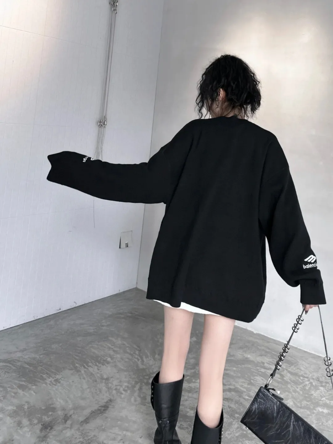 🎀Hot model pictures🎀Top version of Balenciaga FW24 SKIWEAR series LOGO embroidered round neck pullover long-sleeved sweater, loose fit, same style for men and women. The god of simplicity in Paris, a volume sought after by many stars. Lisa’s favorite basic short-sleeved Paris style, which has a very high appearance rate. Wear alone, paired with jeans, shorts, and sweatpants, it's a versatile style. Xiaohongshu, a hot item on INS, a must-have for Paris fans.  Using Tajima embroidery technology imported from Japan, the printing looks very three-dimensional and full, with no threads. Regardless of the size, the front and back letters can be expressed perfectly! The fabric is made of 460g pure cotton combed terry fabric!  A complete set of customized tags, collar tags, washed, plastic bags, and most importantly, a complete set of bags, tag codes, and codes are all authentic.  Color: Black White Size: SML P:370