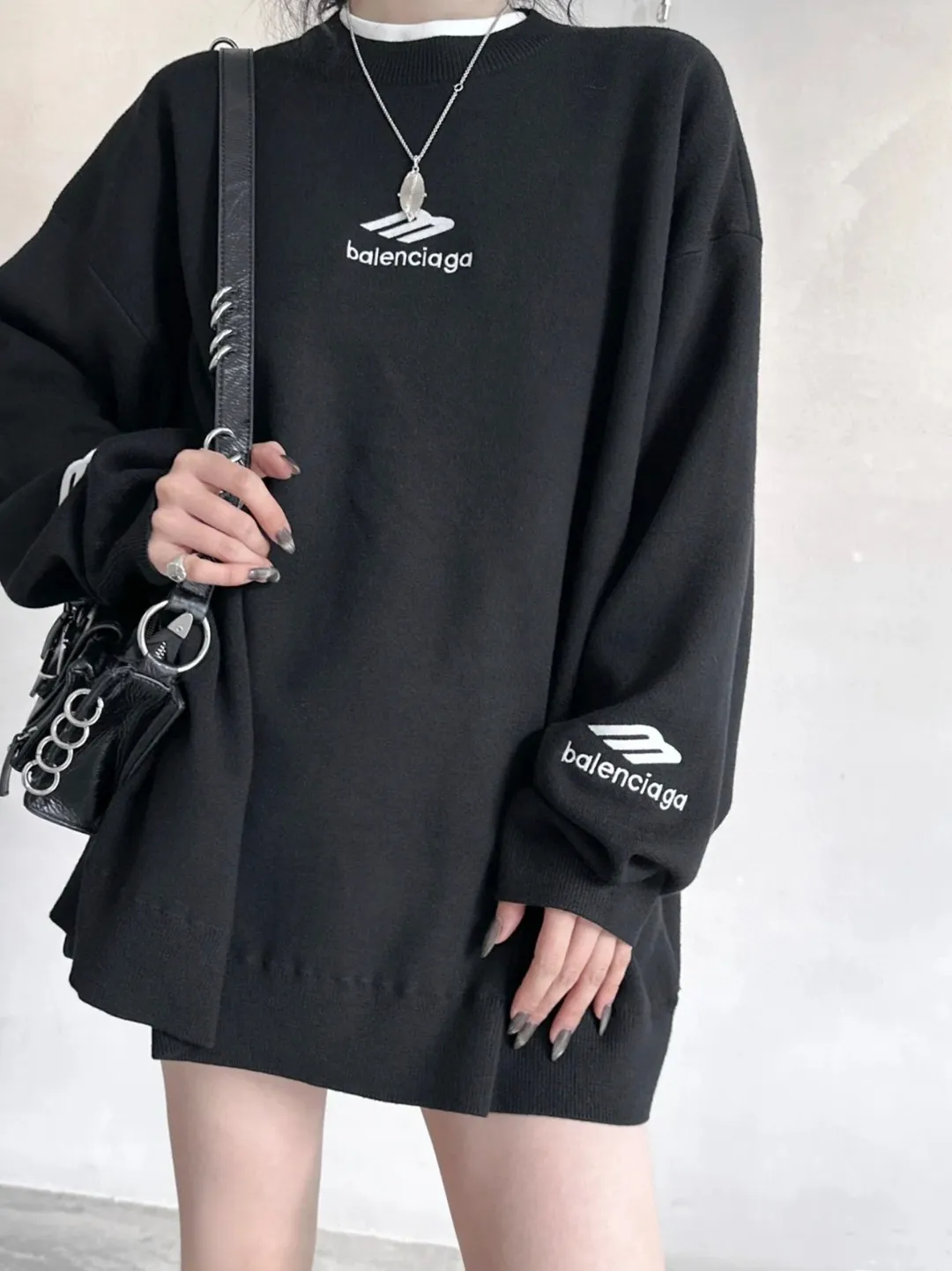 🎀Hot model pictures🎀Top version of Balenciaga FW24 SKIWEAR series LOGO embroidered round neck pullover long-sleeved sweater, loose fit, same style for men and women. The god of simplicity in Paris, a volume sought after by many stars. Lisa’s favorite basic short-sleeved Paris style, which has a very high appearance rate. Wear alone, paired with jeans, shorts, and sweatpants, it's a versatile style. Xiaohongshu, a hot item on INS, a must-have for Paris fans.  Using Tajima embroidery technology imported from Japan, the printing looks very three-dimensional and full, with no threads. Regardless of the size, the front and back letters can be expressed perfectly! The fabric is made of 460g pure cotton combed terry fabric!  A complete set of customized tags, collar tags, washed, plastic bags, and most importantly, a complete set of bags, tag codes, and codes are all authentic.  Color: Black White Size: SML P:370